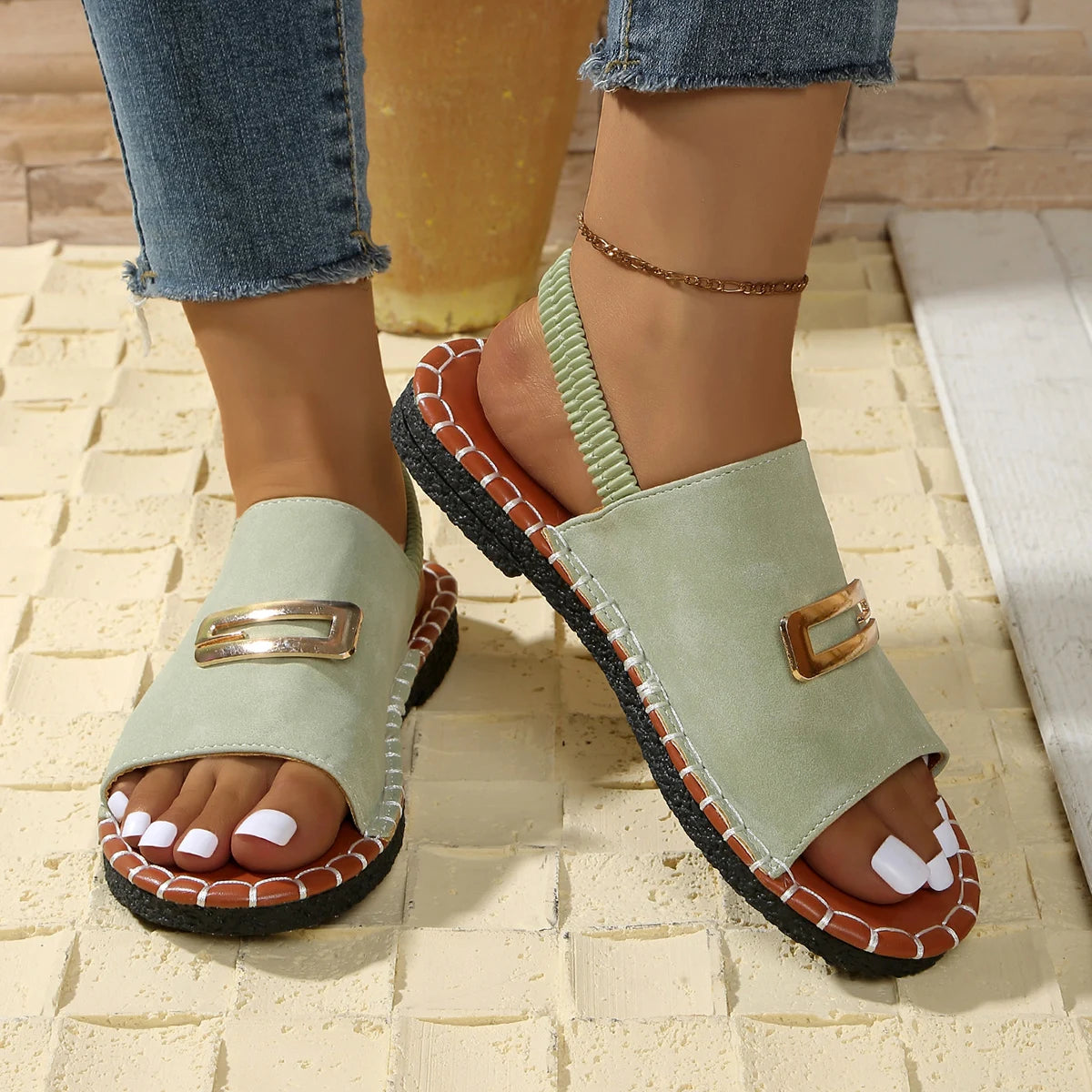 Women's Beach Sandals Summer New Fashion Metal Decorative Open-toed Sandals Leisure Luxury Light Outdoor Non-slip Sandals.