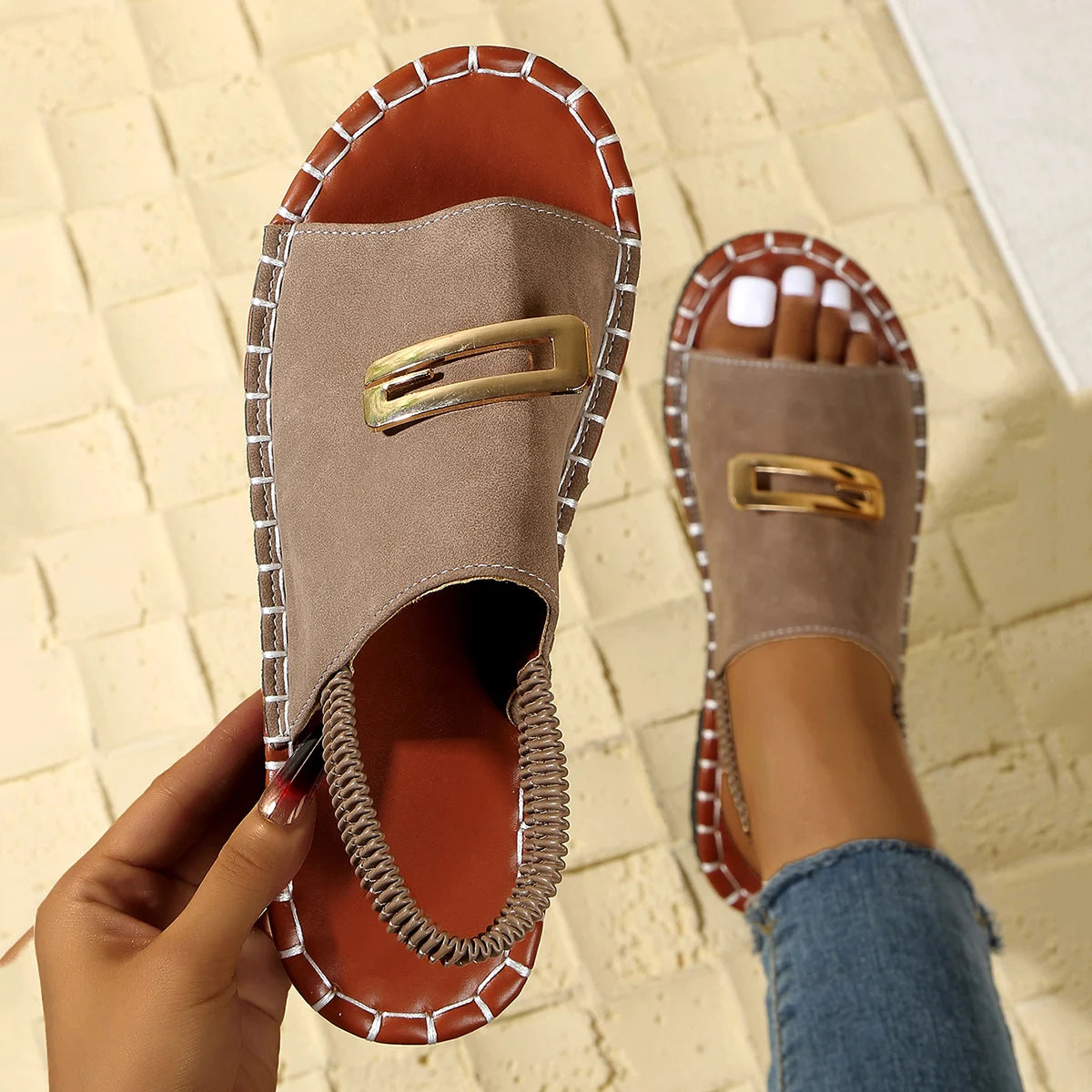 Women's Beach Sandals Summer New Fashion Metal Decorative Open-toed Sandals Leisure Luxury Light Outdoor Non-slip Sandals.