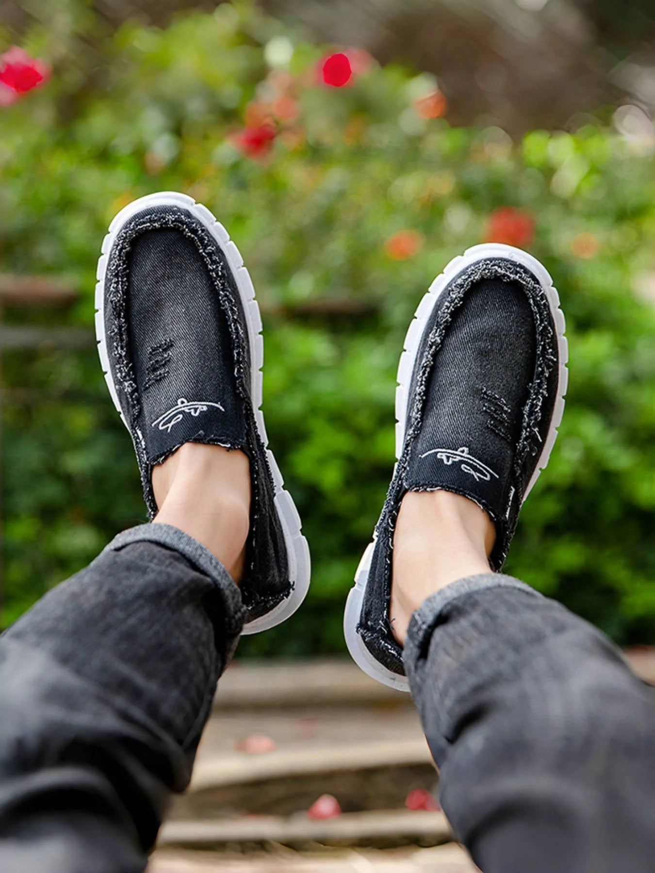 Women's casual shoes, spring and autumn fashionable embroidered women's shoes, light and soft,  flat shoes with free shipping