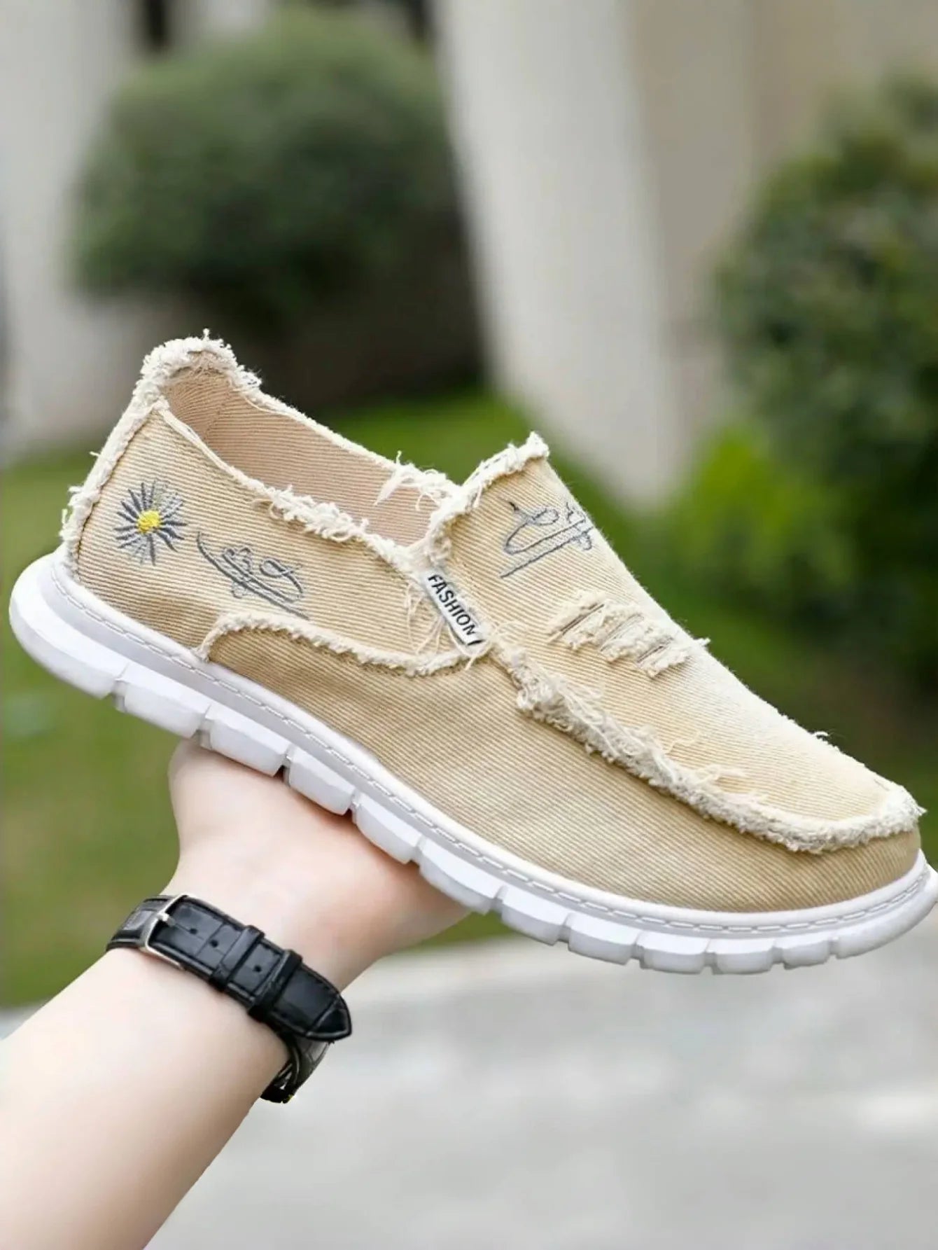 Women's casual shoes, spring and autumn fashionable embroidered women's shoes, light and soft,  flat shoes with free shipping