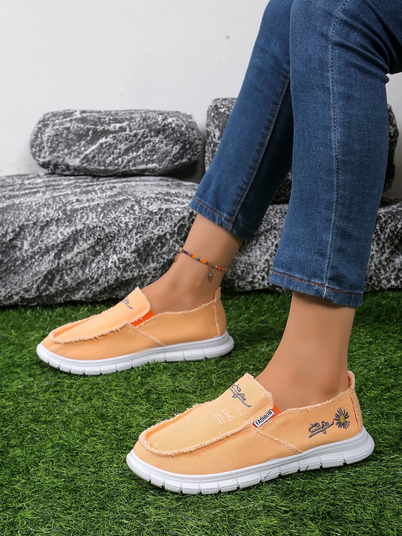 Women's casual shoes, spring and autumn fashionable embroidered women's shoes, light and soft,  flat shoes with free shipping