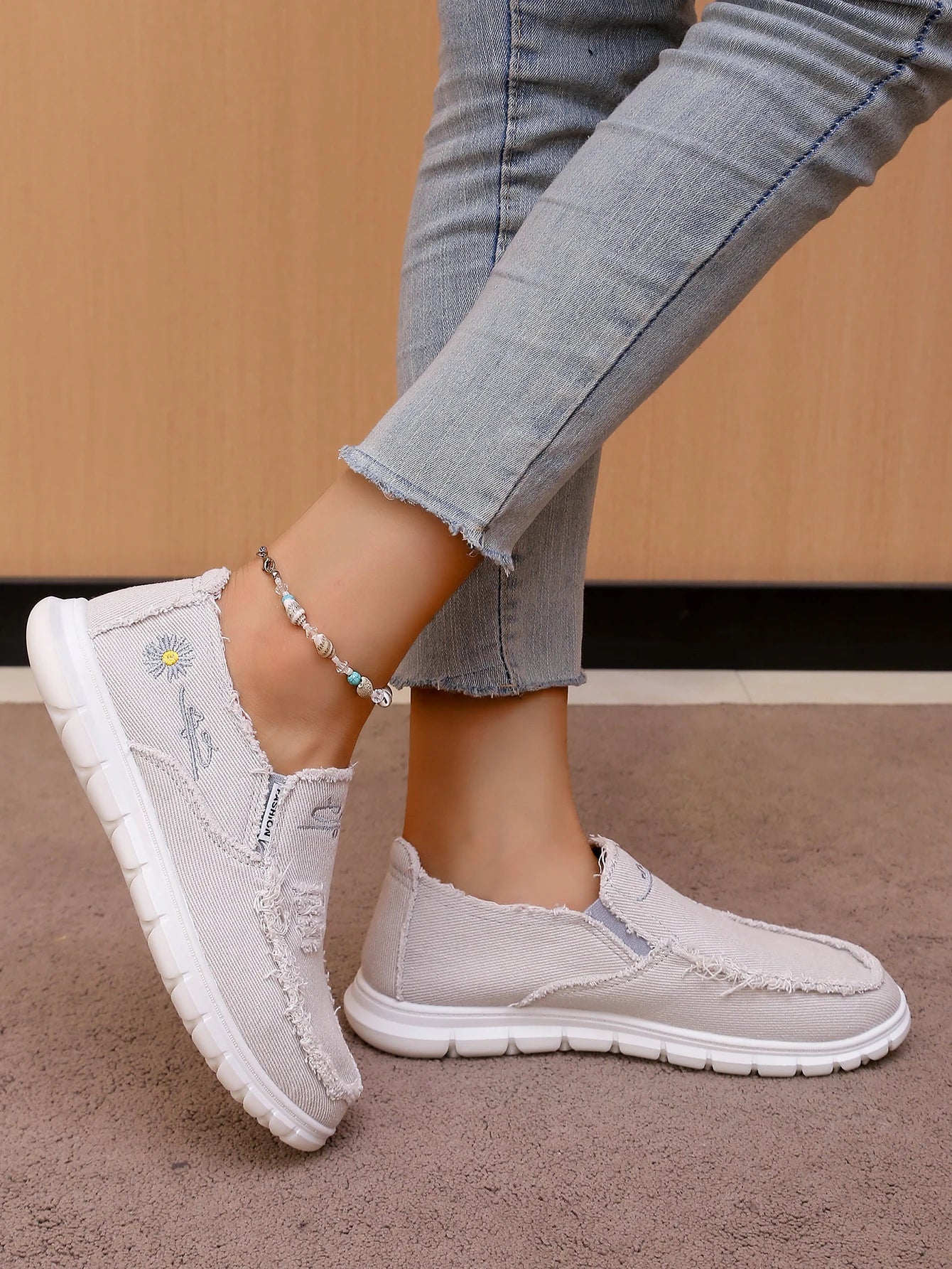 Women's casual shoes, spring and autumn fashionable embroidered women's shoes, light and soft,  flat shoes with free shipping