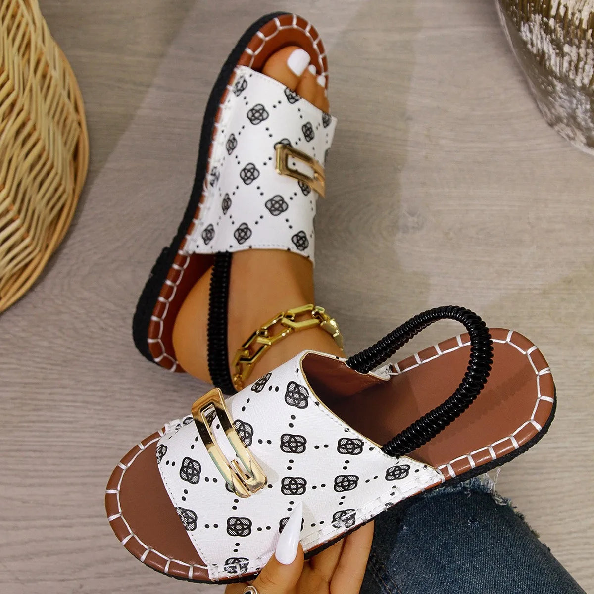Women's Beach Sandals Summer New Fashion Metal Decorative Open-toed Sandals Leisure Luxury Light Outdoor Non-slip Sandals.