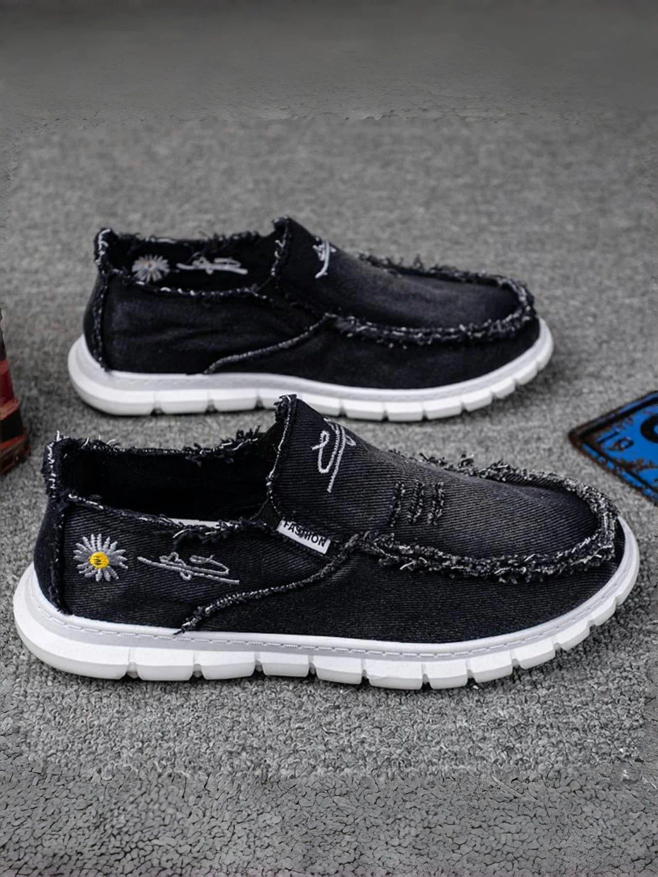 Women's casual shoes, spring and autumn fashionable embroidered women's shoes, light and soft,  flat shoes with free shipping