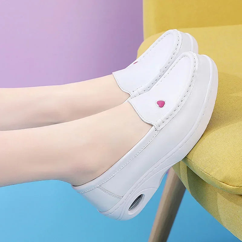 2025 New Women Flat Leather Shoes Casual White Wedge with Soft Bottom Love Heart Comfortable Mom Nurse Work Shoes Zapatillas