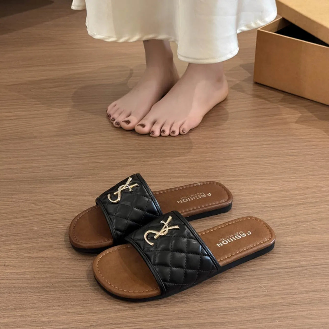 New Women's Sandals Recreational Design Summer Flat Slippers Fashion Outdoor Non-slip Metal Decorative Slippers Zapatos De Mujer