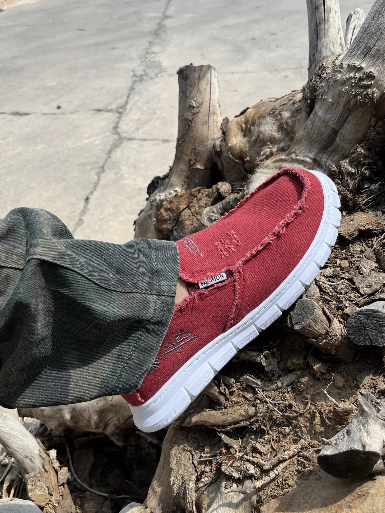 Women's casual shoes, spring and autumn fashionable embroidered women's shoes, light and soft,  flat shoes with free shipping