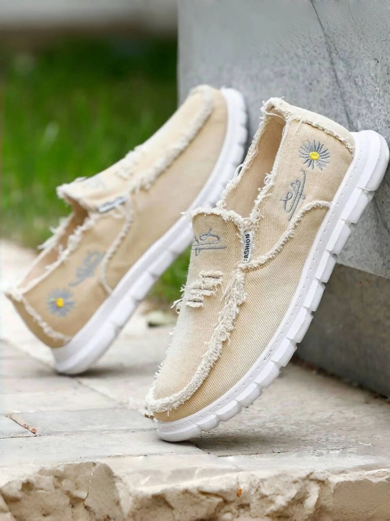 Women's casual shoes, spring and autumn fashionable embroidered women's shoes, light and soft,  flat shoes with free shipping