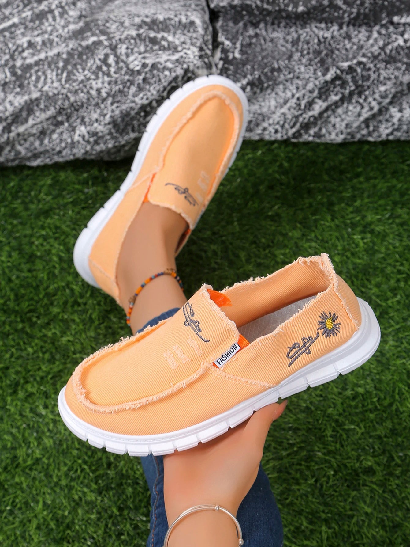Women's casual shoes, spring and autumn fashionable embroidered women's shoes, light and soft,  flat shoes with free shipping