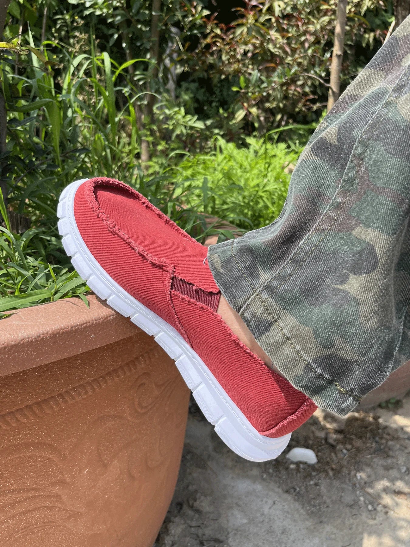 Women's casual shoes, spring and autumn fashionable embroidered women's shoes, light and soft,  flat shoes with free shipping