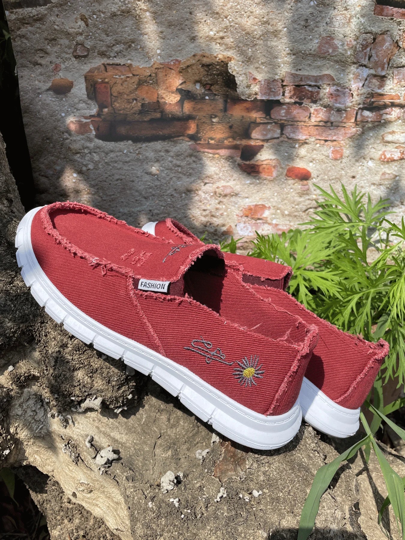Women's casual shoes, spring and autumn fashionable embroidered women's shoes, light and soft,  flat shoes with free shipping