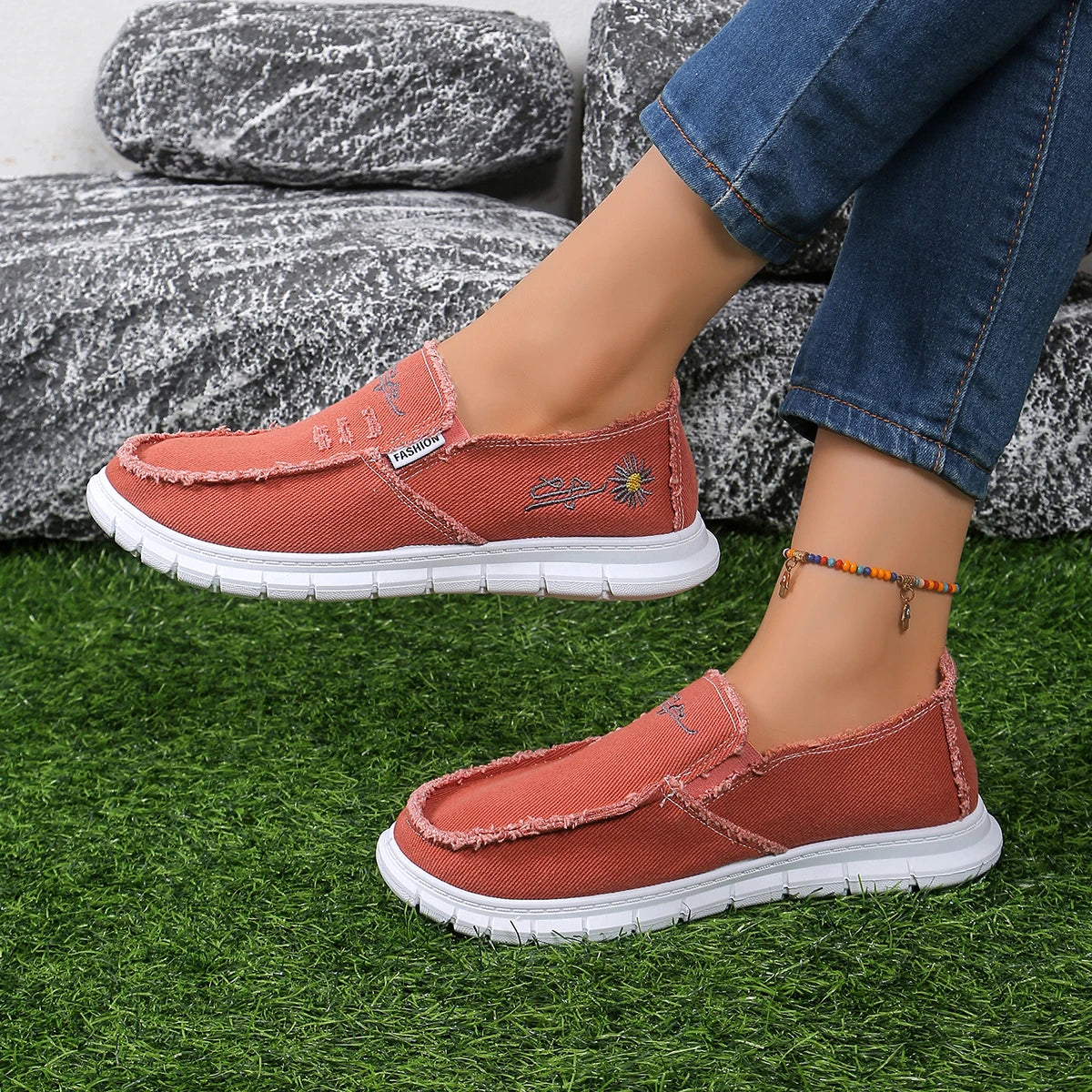 Women's casual shoes, spring and autumn fashionable embroidered women's shoes, light and soft,  flat shoes with free shipping