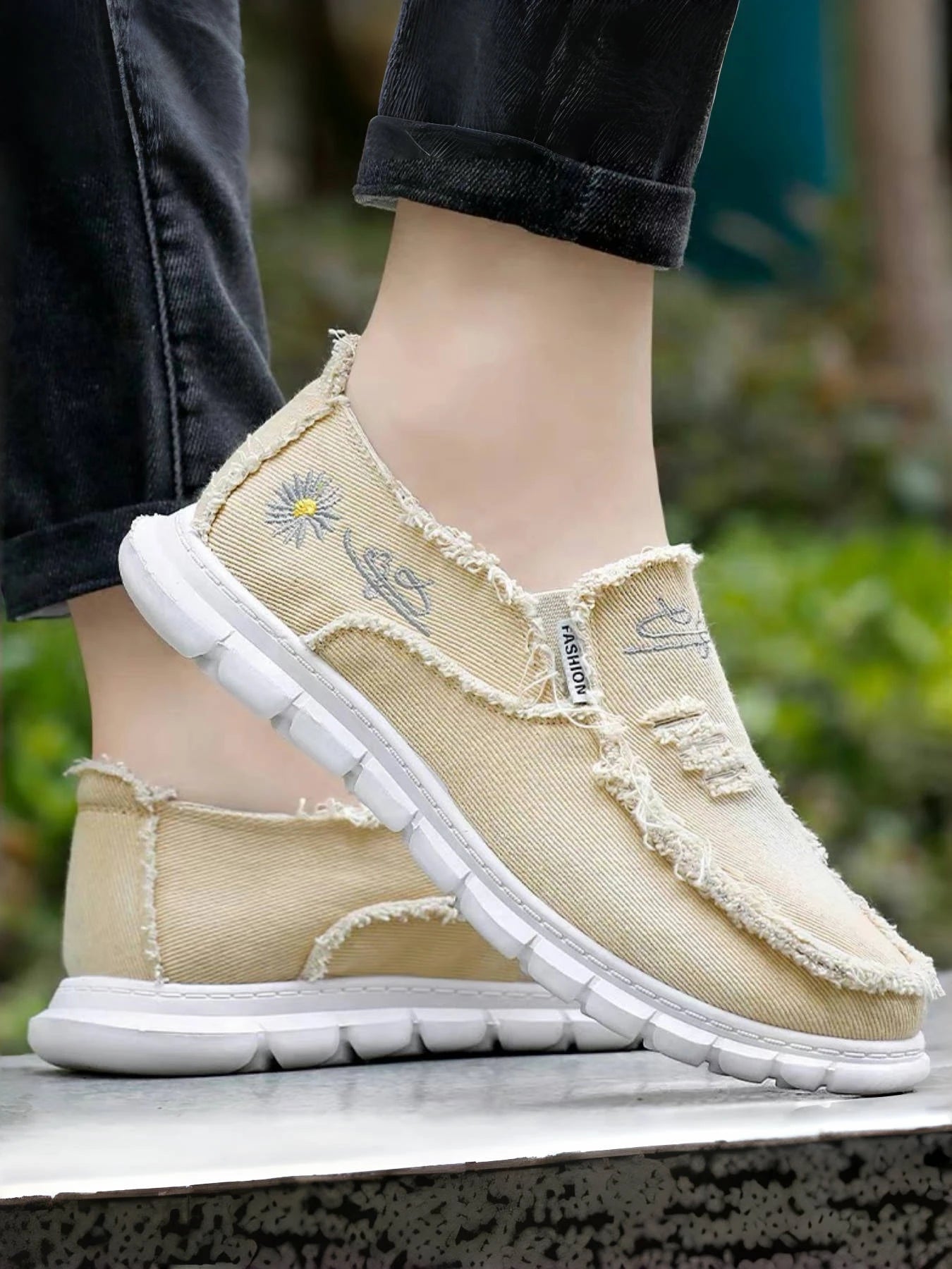 Women's casual shoes, spring and autumn fashionable embroidered women's shoes, light and soft,  flat shoes with free shipping