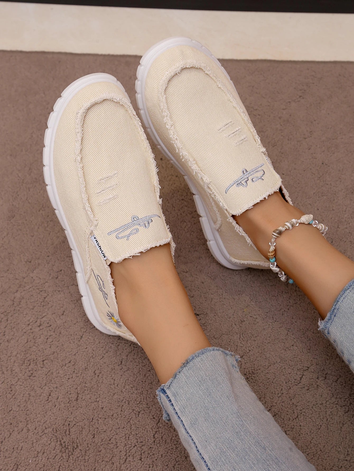 Women's casual shoes, spring and autumn fashionable embroidered women's shoes, light and soft,  flat shoes with free shipping