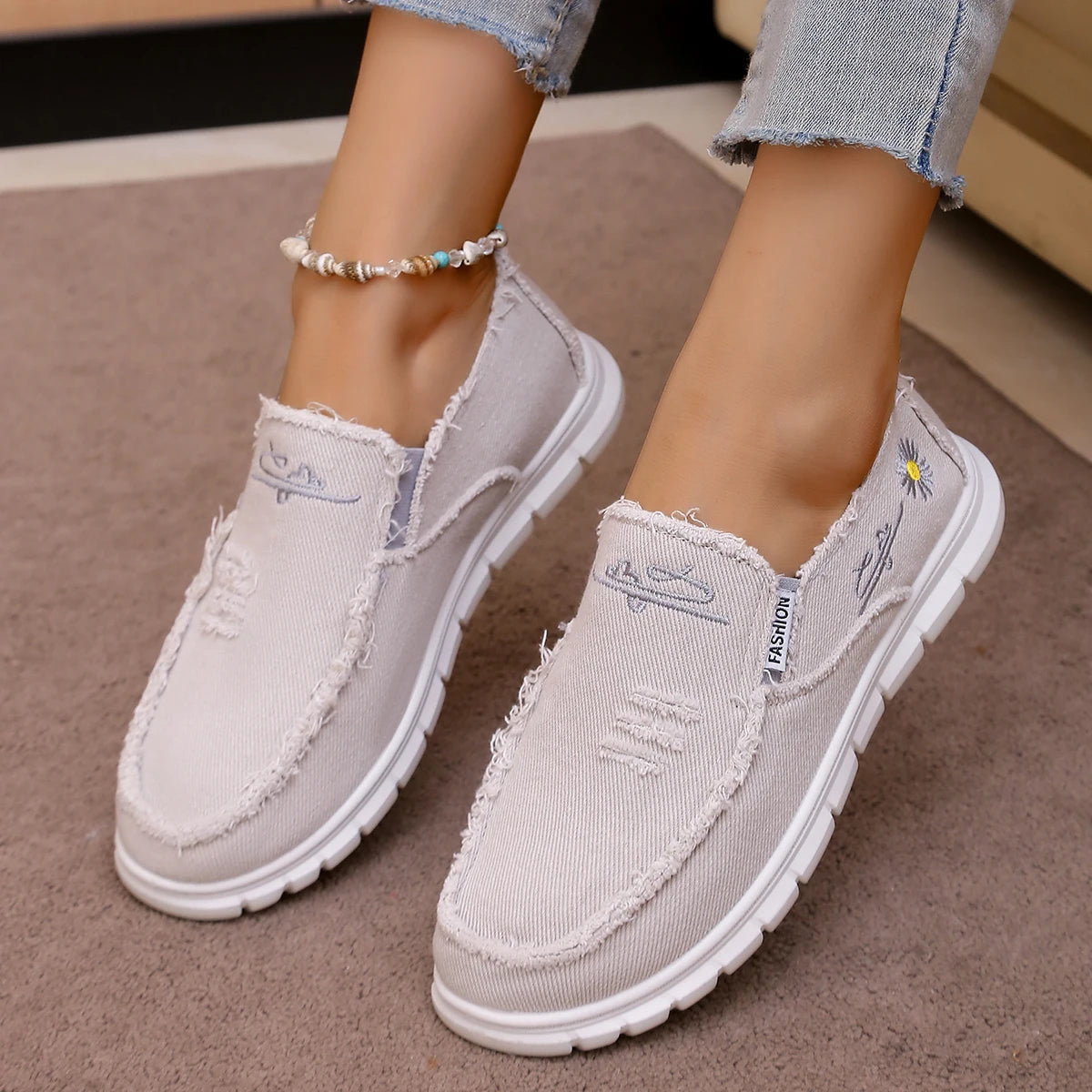 Women's casual shoes, spring and autumn fashionable embroidered women's shoes, light and soft,  flat shoes with free shipping