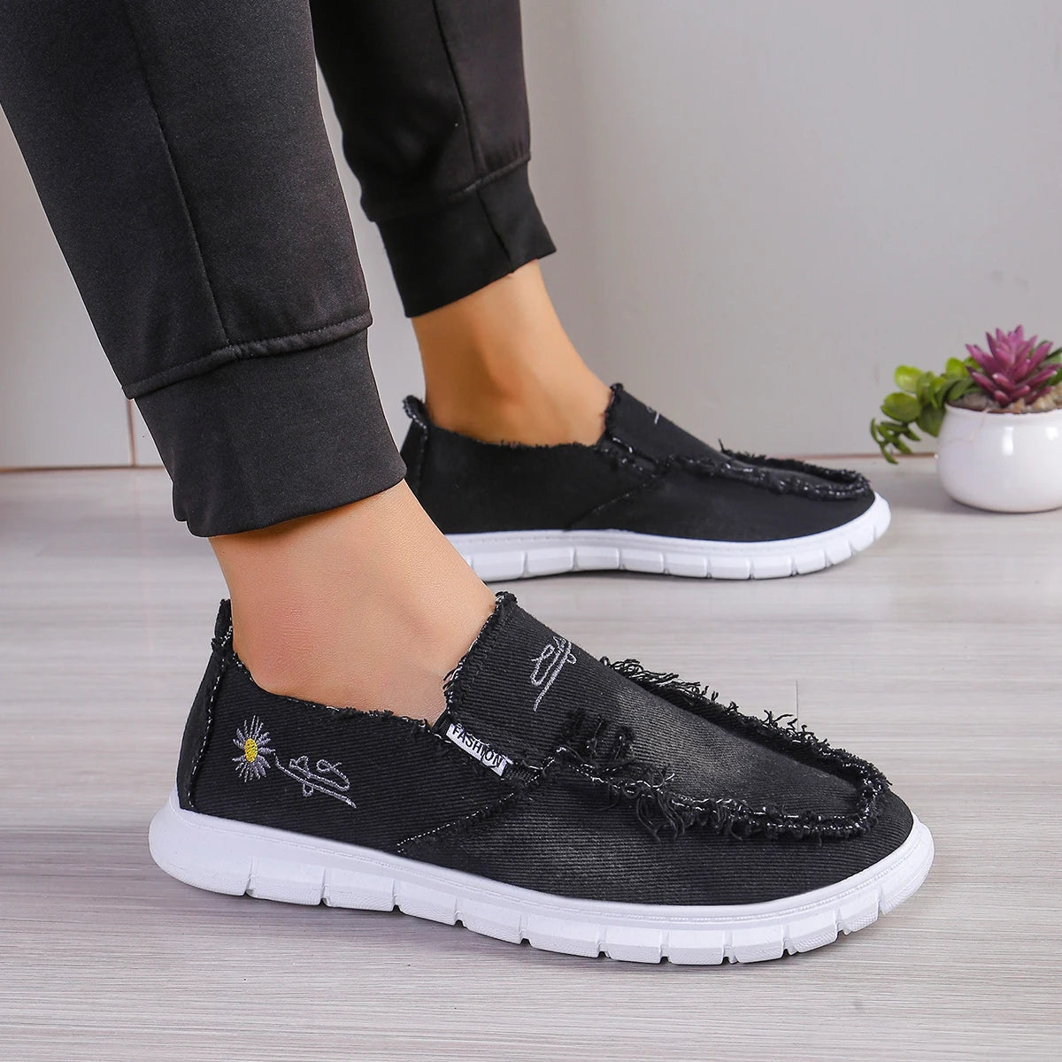 Women's casual shoes, spring and autumn fashionable embroidered women's shoes, light and soft,  flat shoes with free shipping
