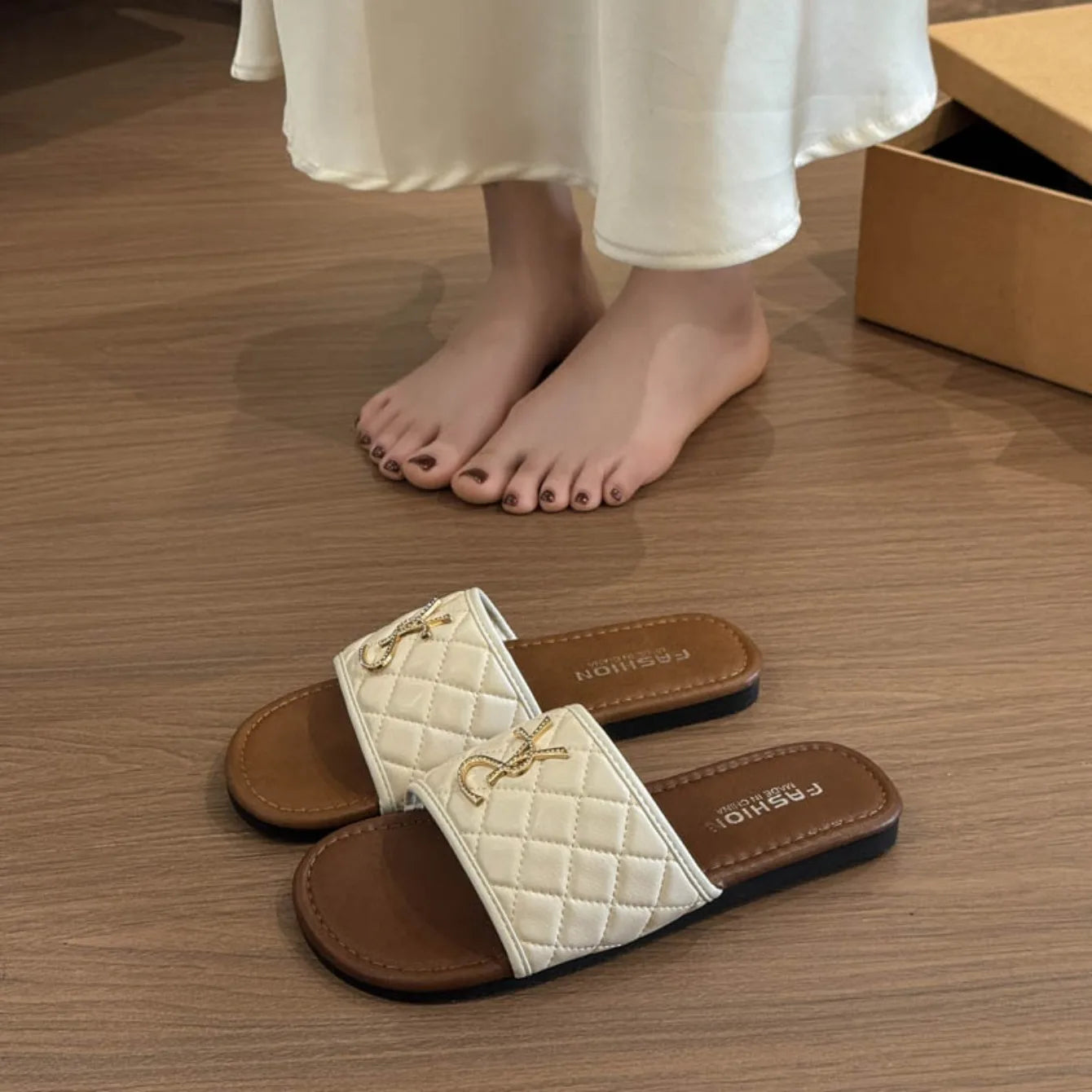New Women's Sandals Recreational Design Summer Flat Slippers Fashion Outdoor Non-slip Metal Decorative Slippers Zapatos De Mujer