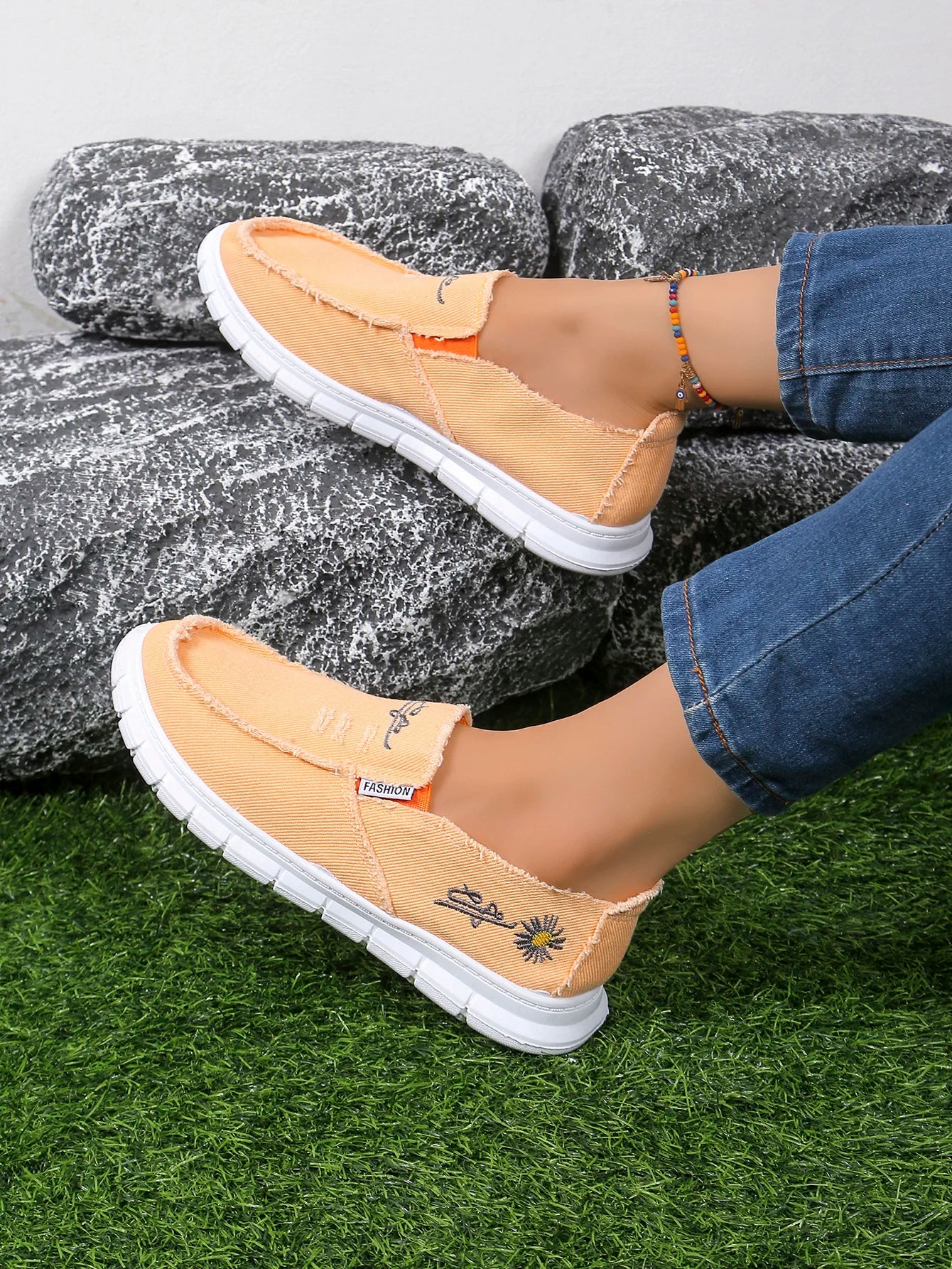 Women's casual shoes, spring and autumn fashionable embroidered women's shoes, light and soft,  flat shoes with free shipping