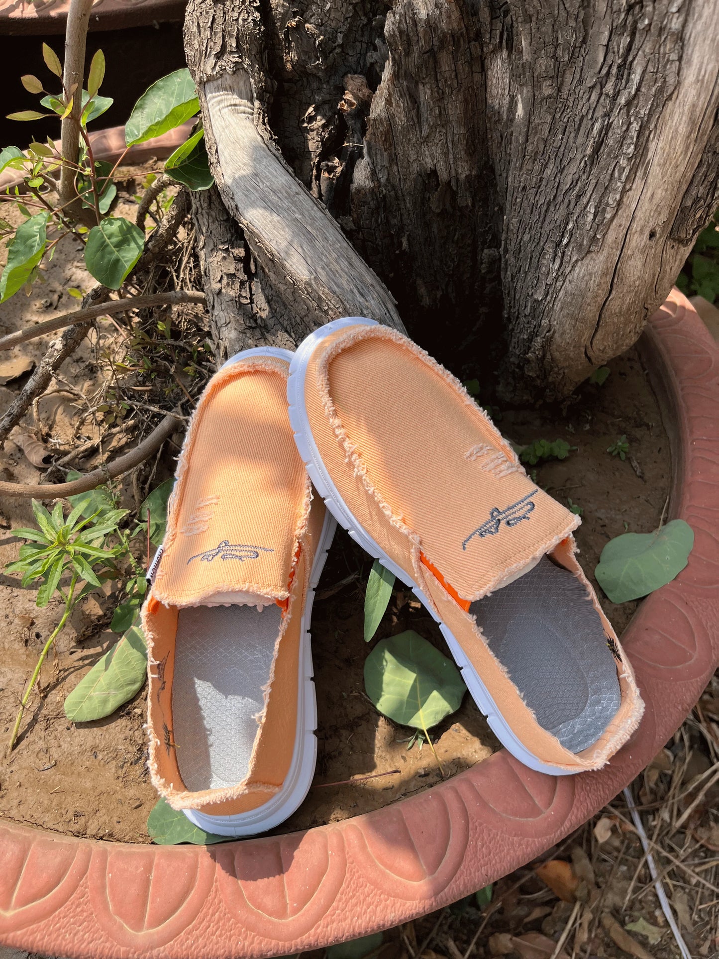 Women's casual shoes, spring and autumn fashionable embroidered women's shoes, light and soft,  flat shoes with free shipping