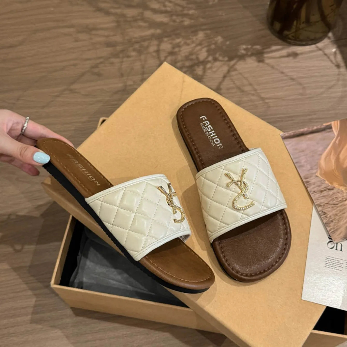 New Women's Sandals Recreational Design Summer Flat Slippers Fashion Outdoor Non-slip Metal Decorative Slippers Zapatos De Mujer