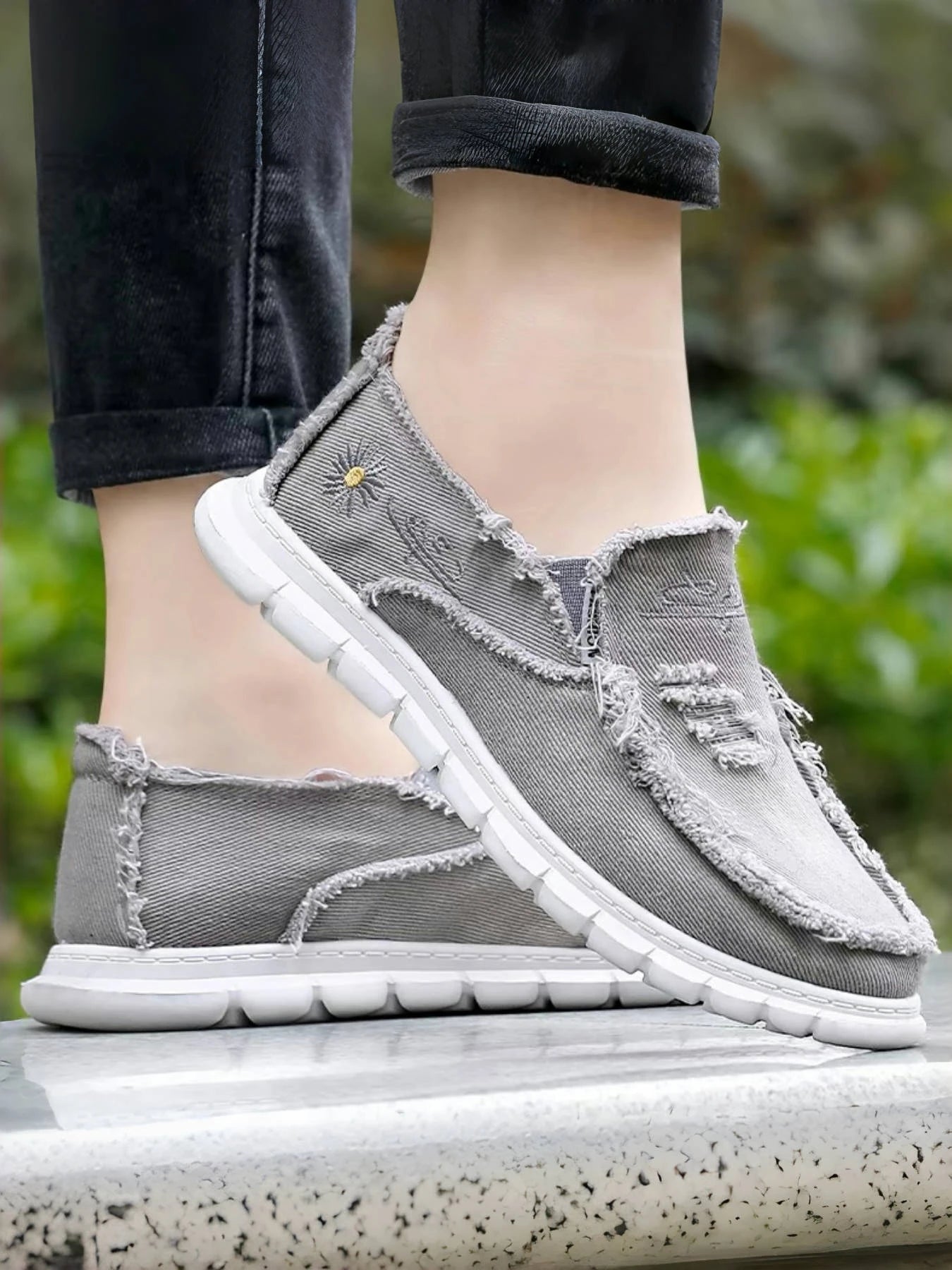 Women's casual shoes, spring and autumn fashionable embroidered women's shoes, light and soft,  flat shoes with free shipping