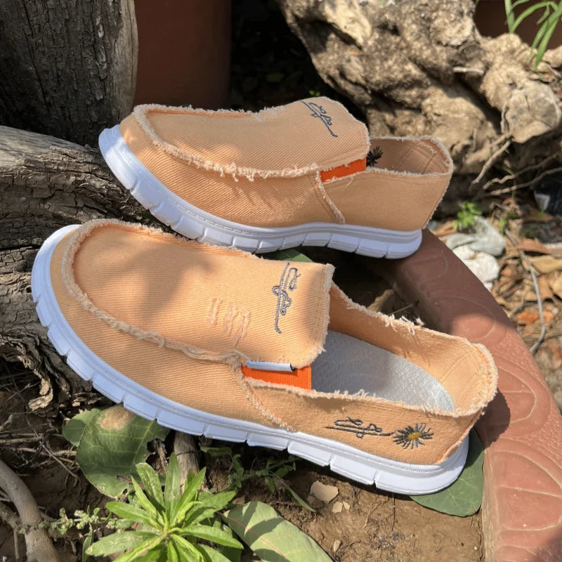 Women's casual shoes, spring and autumn fashionable embroidered women's shoes, light and soft,  flat shoes with free shipping