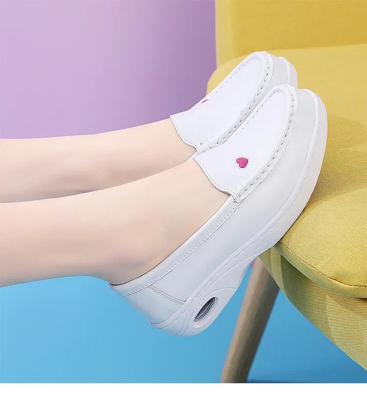 2025 New Women Flat Leather Shoes Casual White Wedge with Soft Bottom Love Heart Comfortable Mom Nurse Work Shoes Zapatillas
