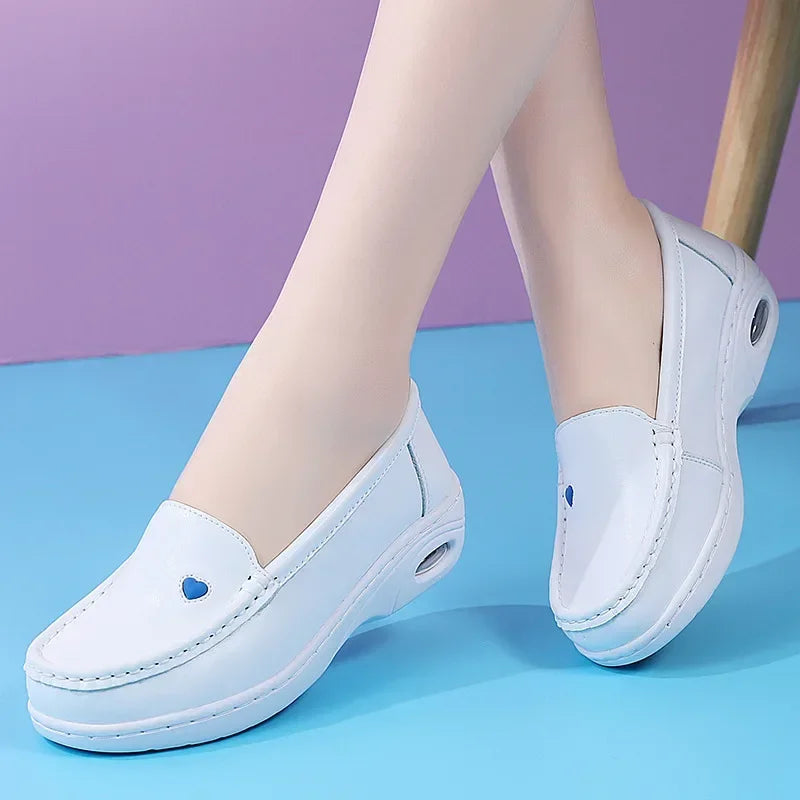 2025 New Women Flat Leather Shoes Casual White Wedge with Soft Bottom Love Heart Comfortable Mom Nurse Work Shoes Zapatillas