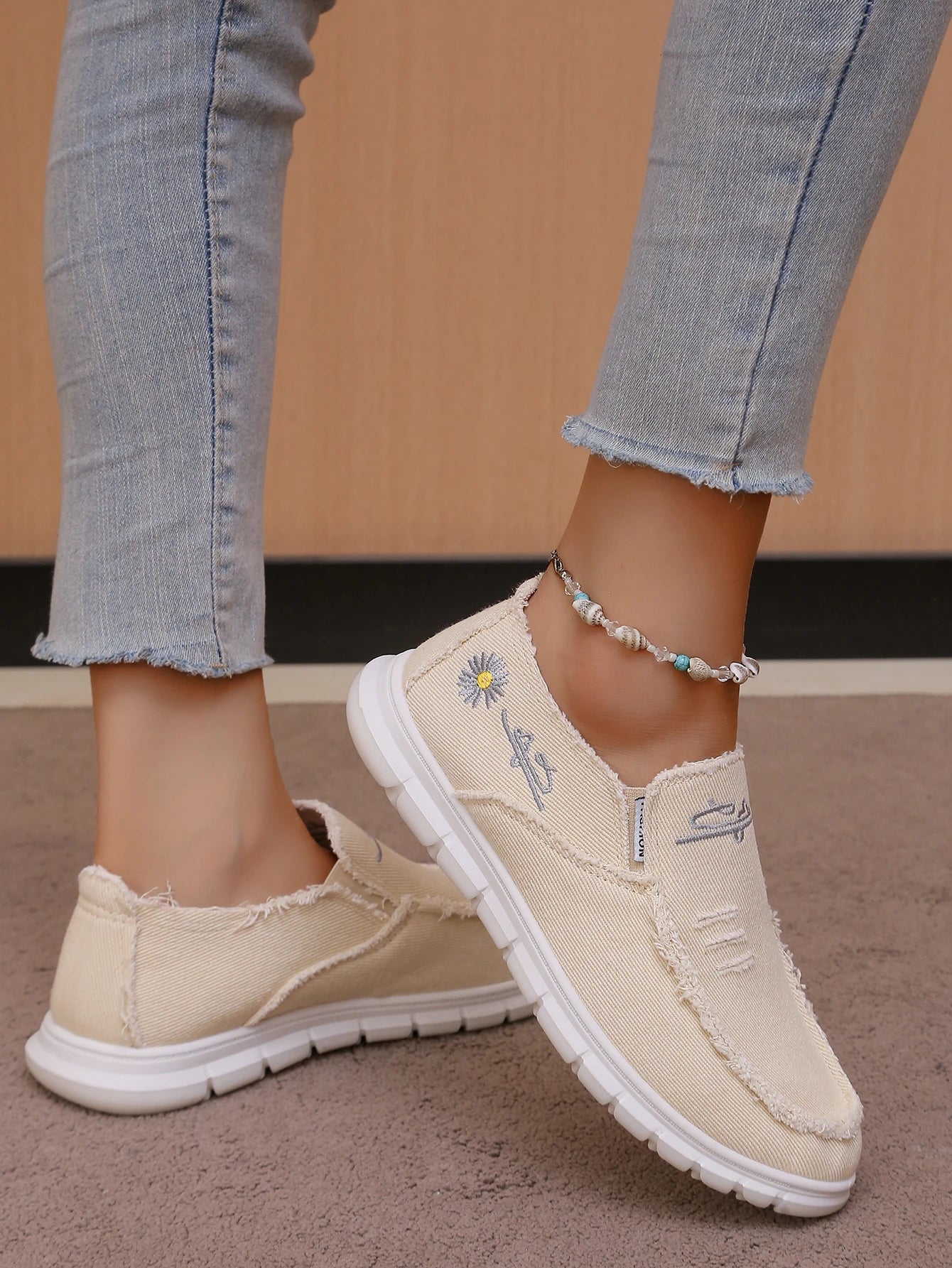 Women's casual shoes, spring and autumn fashionable embroidered women's shoes, light and soft,  flat shoes with free shipping