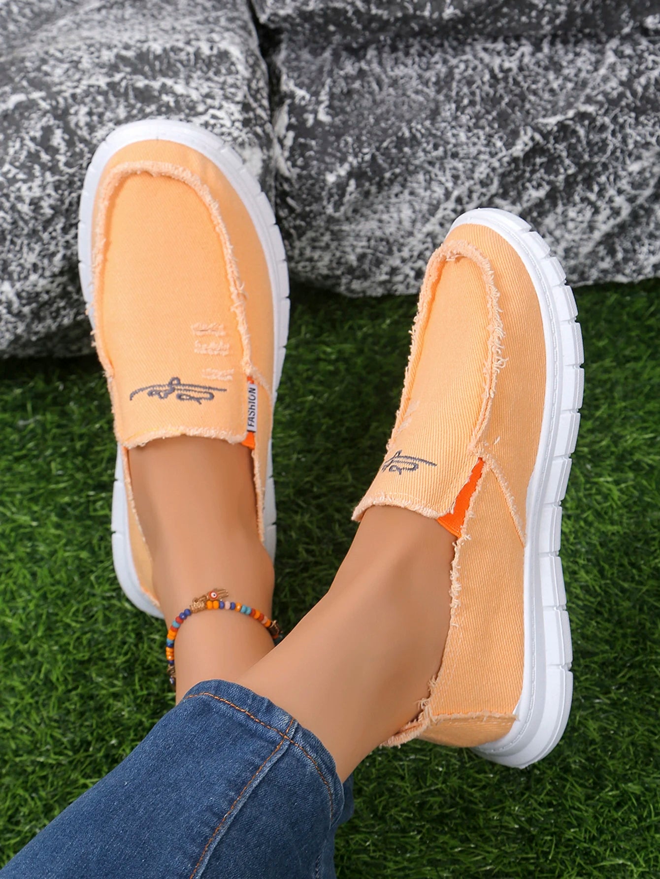 Women's casual shoes, spring and autumn fashionable embroidered women's shoes, light and soft,  flat shoes with free shipping
