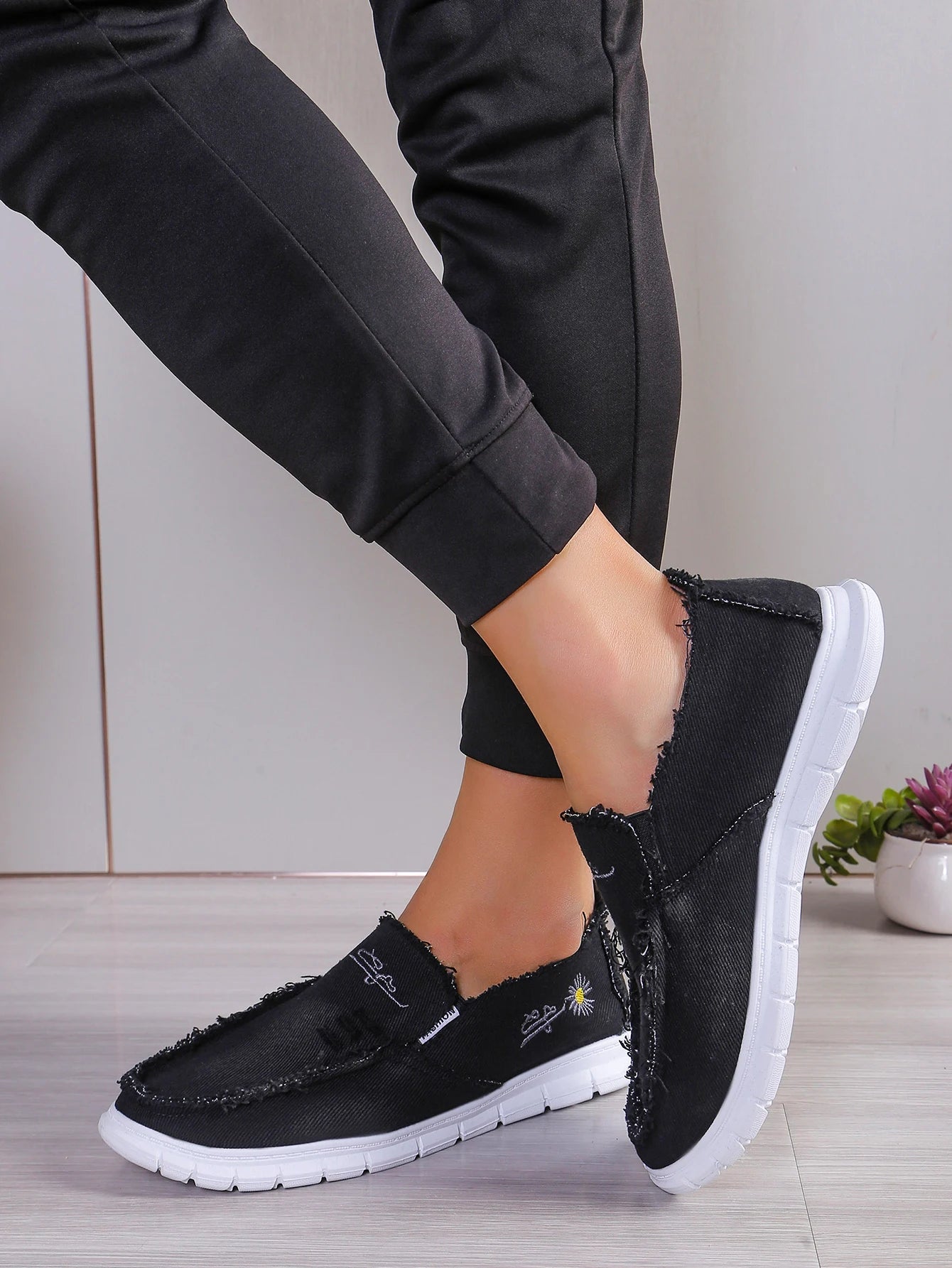 Women's casual shoes, spring and autumn fashionable embroidered women's shoes, light and soft,  flat shoes with free shipping