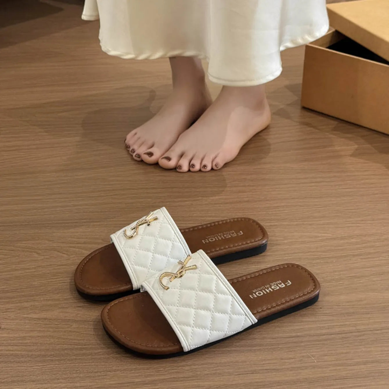 New Women's Sandals Recreational Design Summer Flat Slippers Fashion Outdoor Non-slip Metal Decorative Slippers Zapatos De Mujer
