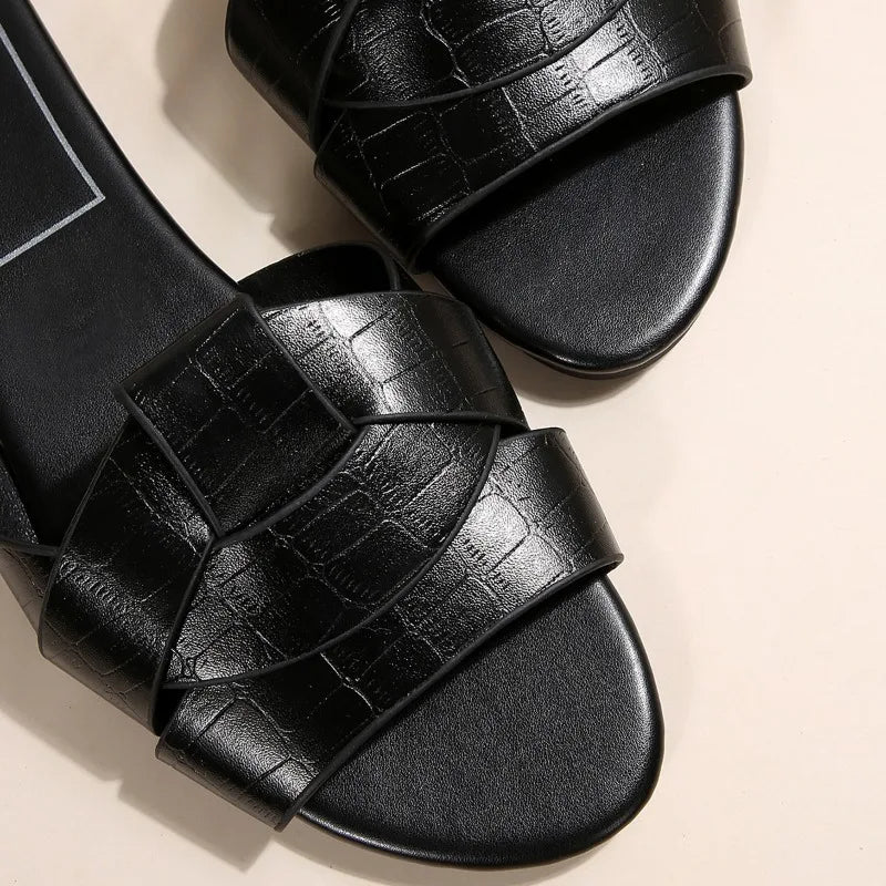 Women's Slippers 2025 New Summer Fashion Slippers Designer Flat Slippers for Women Outdoor Casual Beach Shoes Sandalias De Mujer