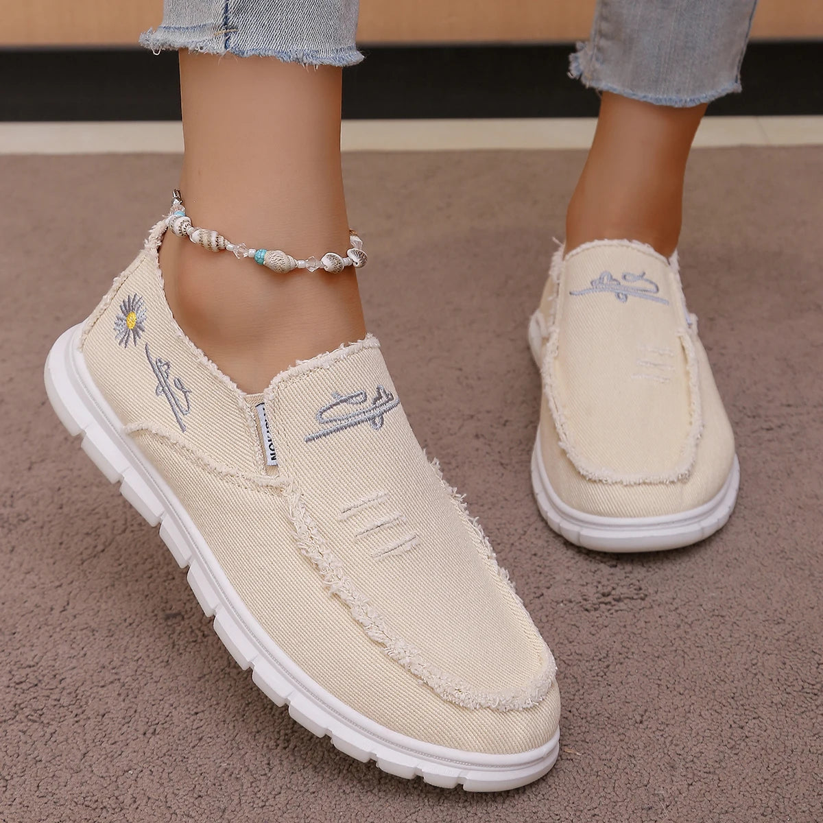 Women's casual shoes, spring and autumn fashionable embroidered women's shoes, light and soft,  flat shoes with free shipping