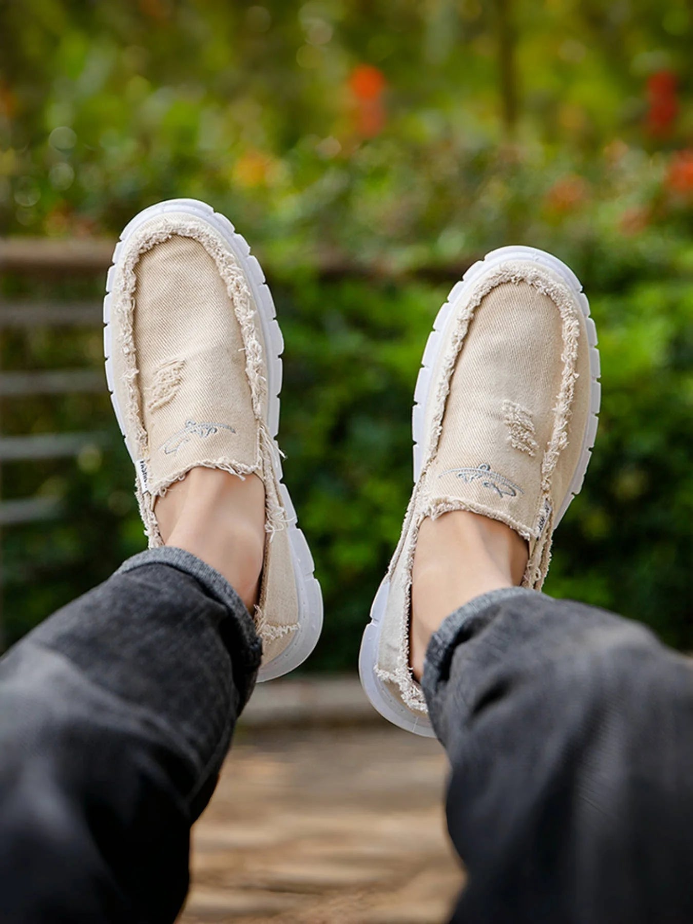 Women's casual shoes, spring and autumn fashionable embroidered women's shoes, light and soft,  flat shoes with free shipping