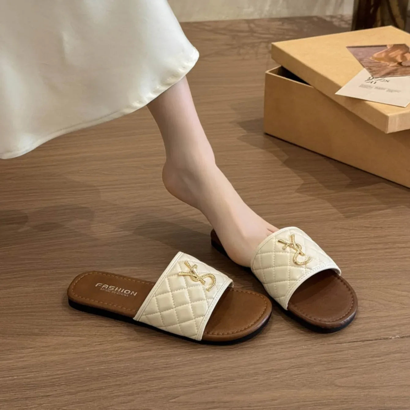 New Women's Sandals Recreational Design Summer Flat Slippers Fashion Outdoor Non-slip Metal Decorative Slippers Zapatos De Mujer