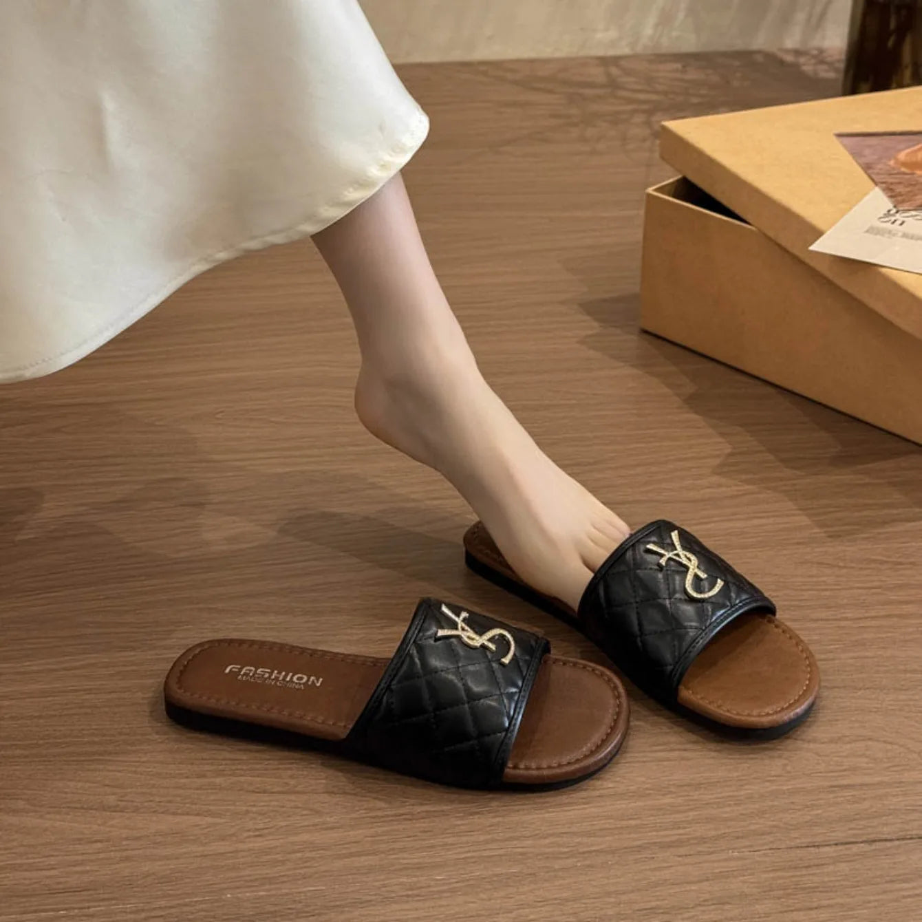 New Women's Sandals Recreational Design Summer Flat Slippers Fashion Outdoor Non-slip Metal Decorative Slippers Zapatos De Mujer