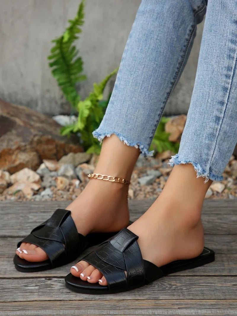 Women's Slippers 2025 New Summer Fashion Slippers Designer Flat Slippers for Women Outdoor Casual Beach Shoes Sandalias De Mujer