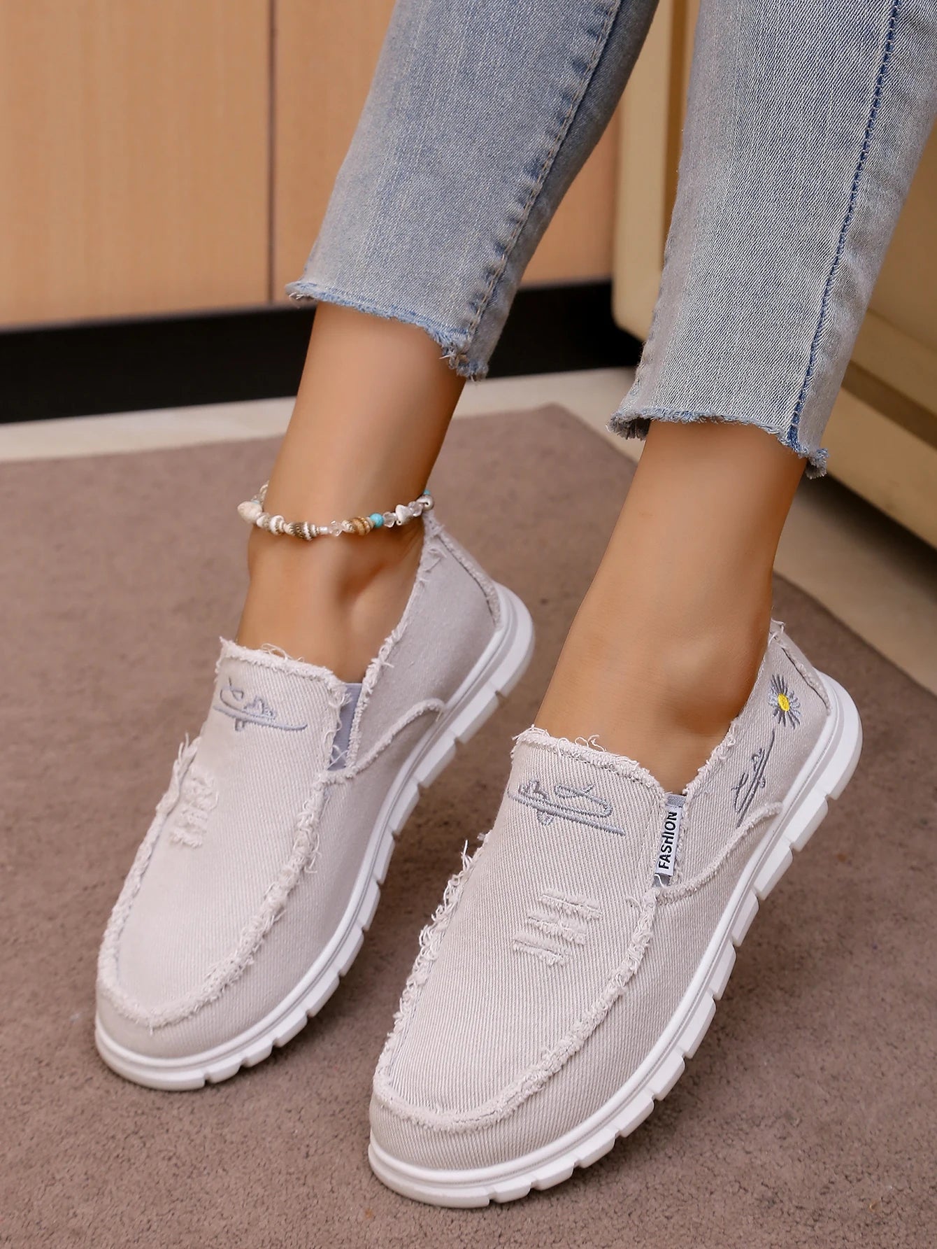 Women's casual shoes, spring and autumn fashionable embroidered women's shoes, light and soft,  flat shoes with free shipping