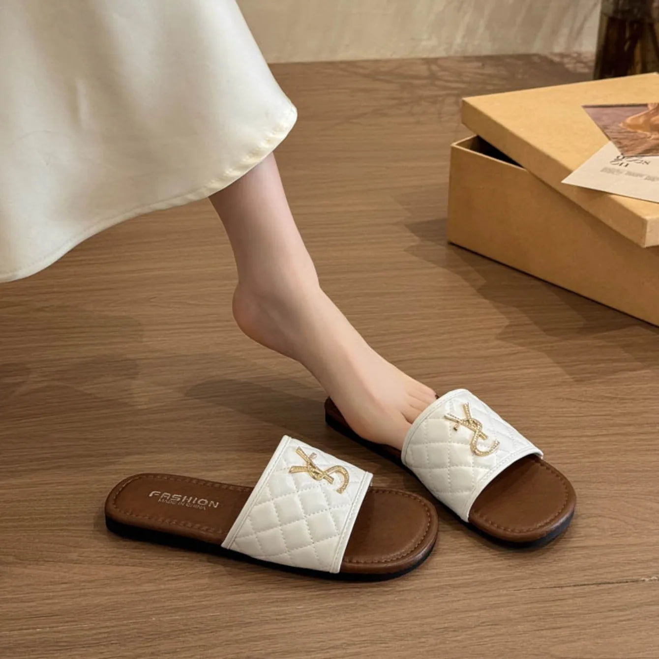 New Women's Sandals Recreational Design Summer Flat Slippers Fashion Outdoor Non-slip Metal Decorative Slippers Zapatos De Mujer