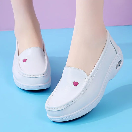 2025 New Women Flat Leather Shoes Casual White Wedge with Soft Bottom Love Heart Comfortable Mom Nurse Work Shoes Zapatillas