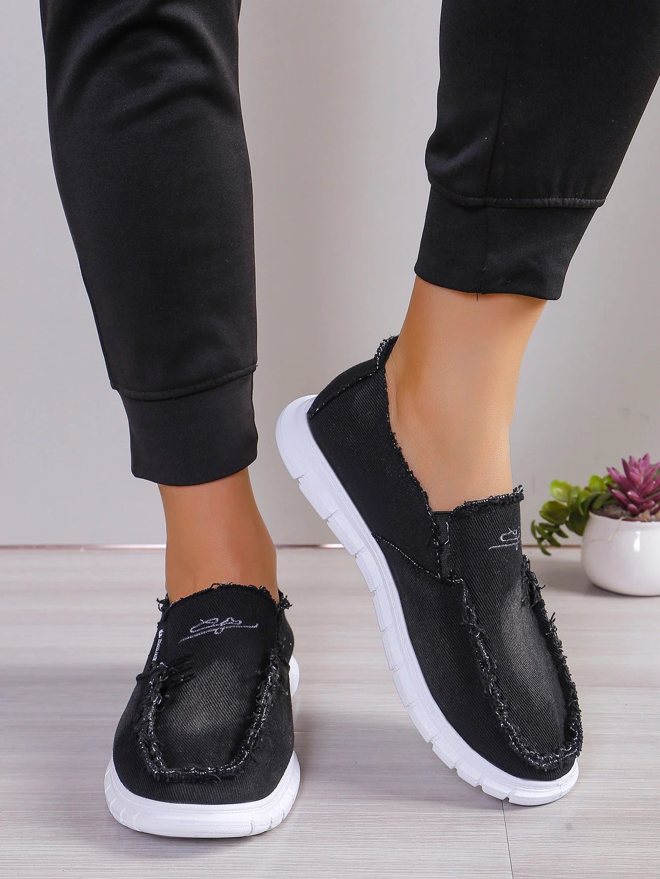 Women's casual shoes, spring and autumn fashionable embroidered women's shoes, light and soft,  flat shoes with free shipping
