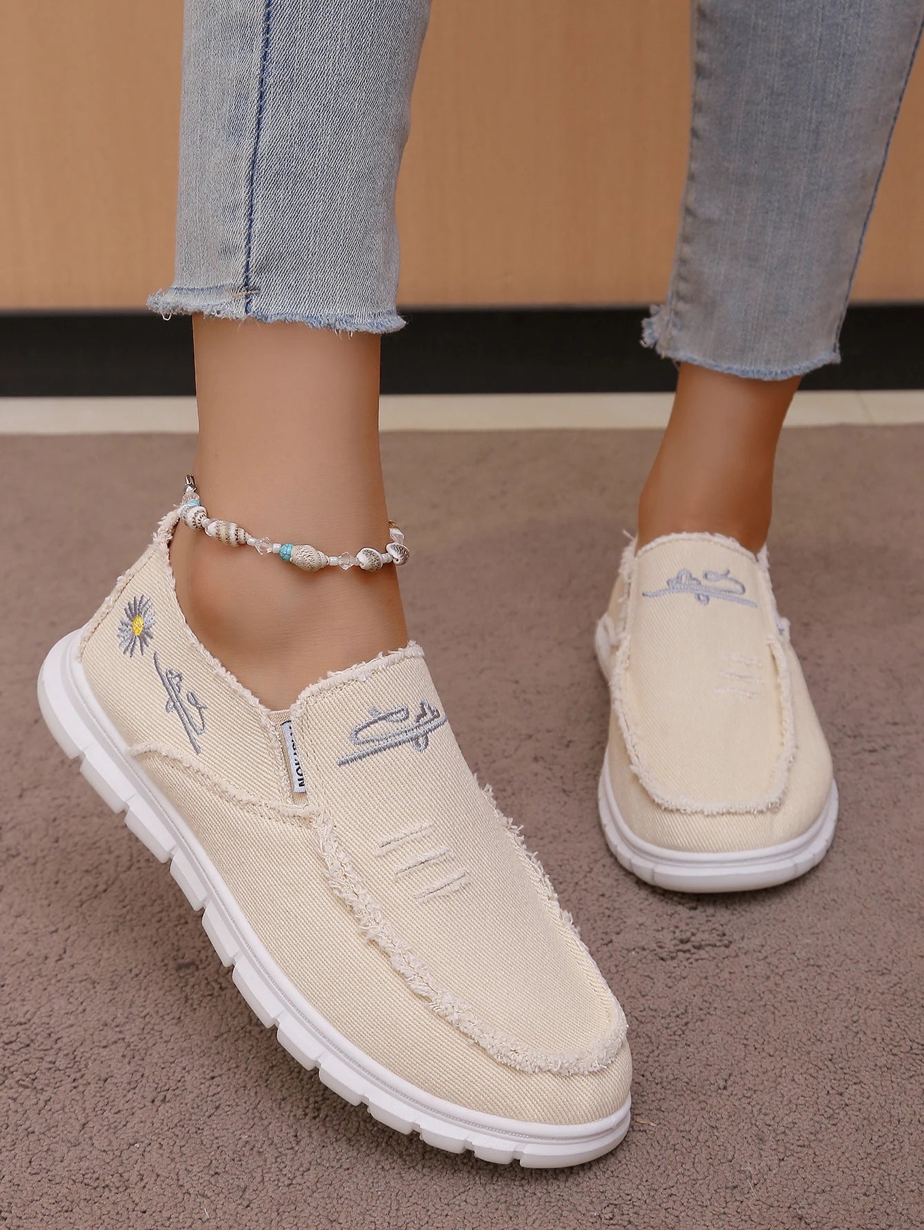 Women's casual shoes, spring and autumn fashionable embroidered women's shoes, light and soft,  flat shoes with free shipping