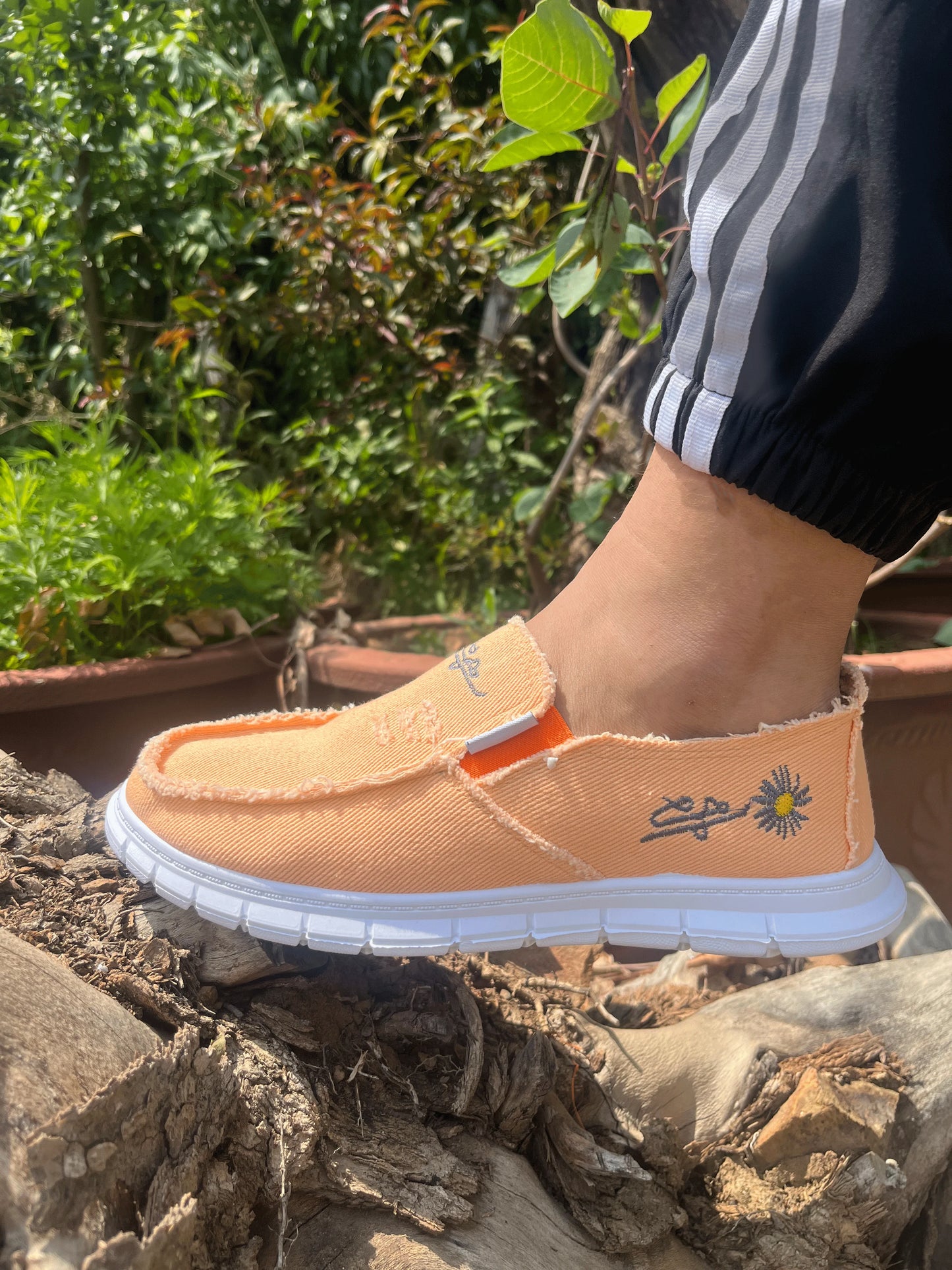 Women's casual shoes, spring and autumn fashionable embroidered women's shoes, light and soft,  flat shoes with free shipping