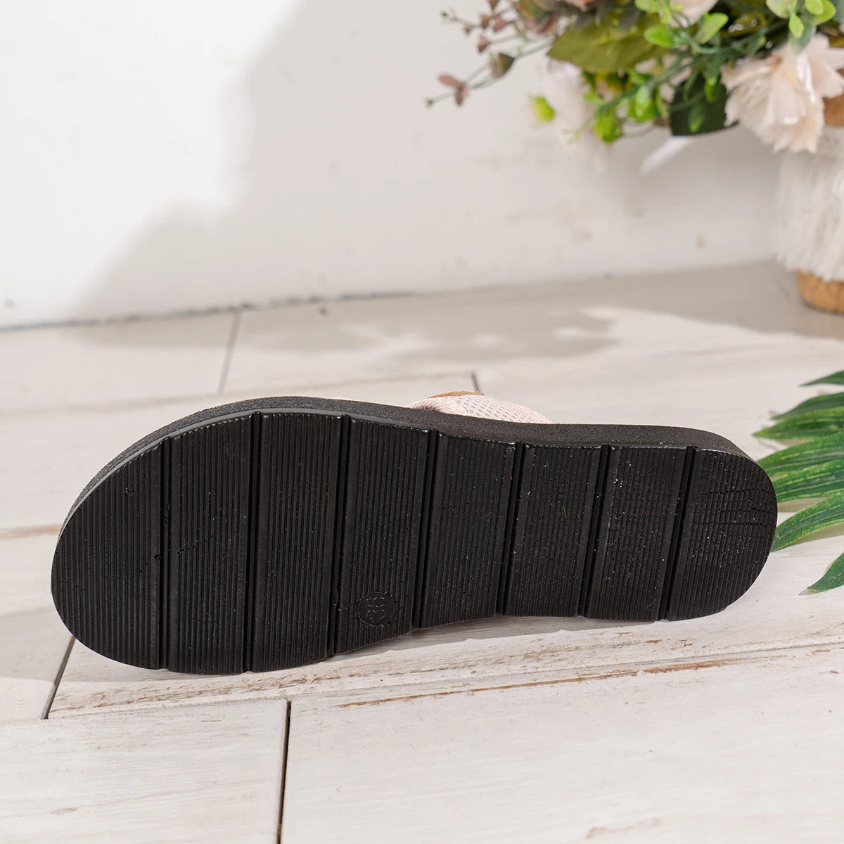 Fashionable and Versatile Sports-Style Women's Sandals, Mesh Fabric, Breathable, Comfortable, Skin-Friendly, Suitable for Indoor and Outdoor Wear, Flat Sandals