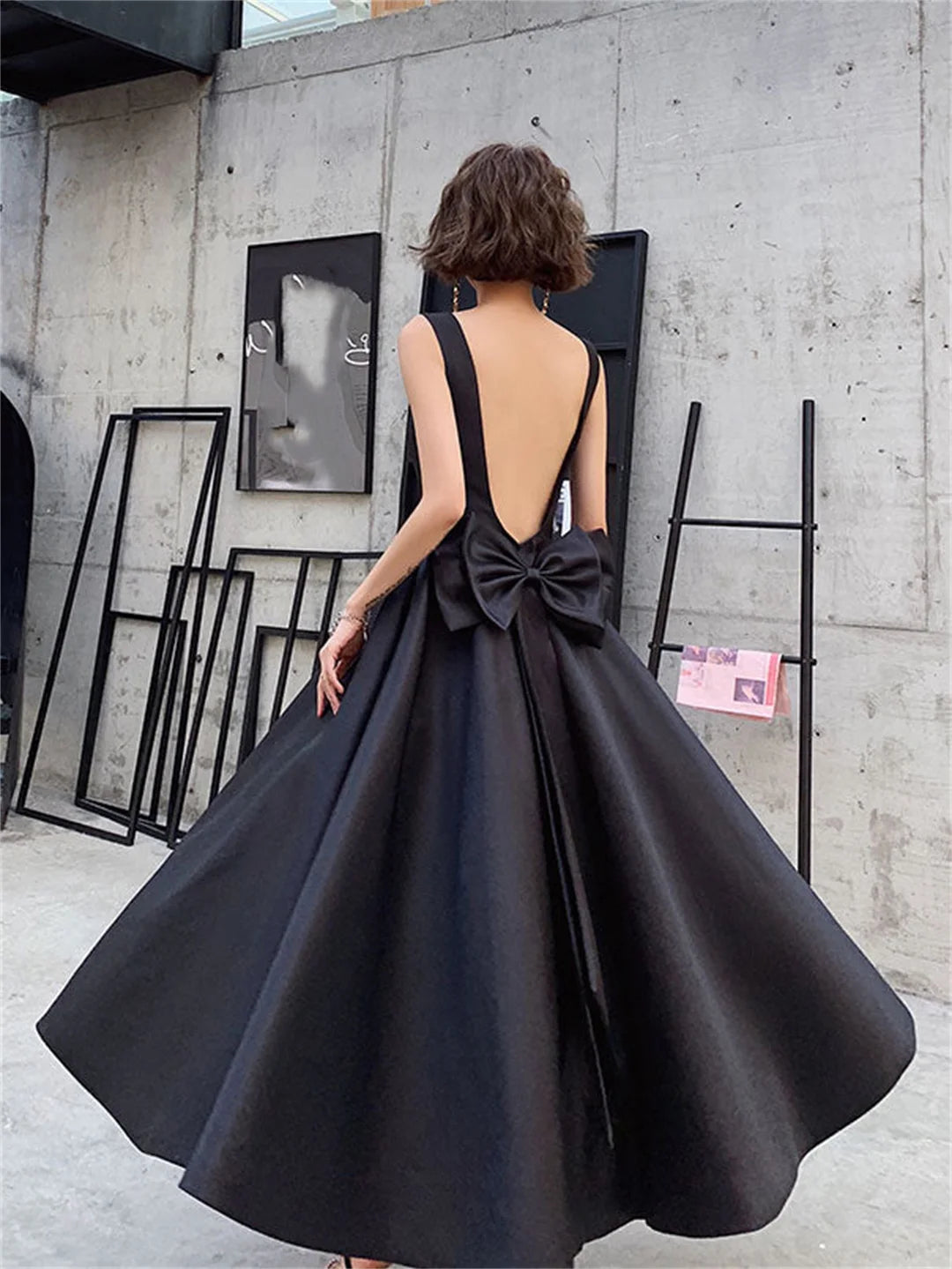 Elegant Black Evening Dress With Bow Satin Spaghetti Straps Backless Maxi Cocktail Dress Simple Plain Women Wedding Party Gown