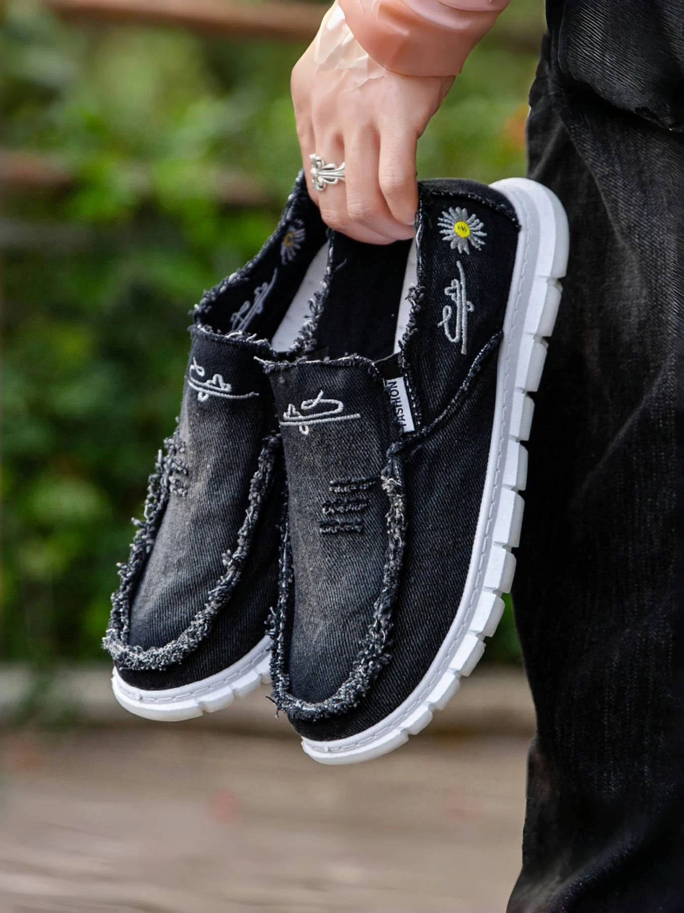 Women's casual shoes, spring and autumn fashionable embroidered women's shoes, light and soft,  flat shoes with free shipping