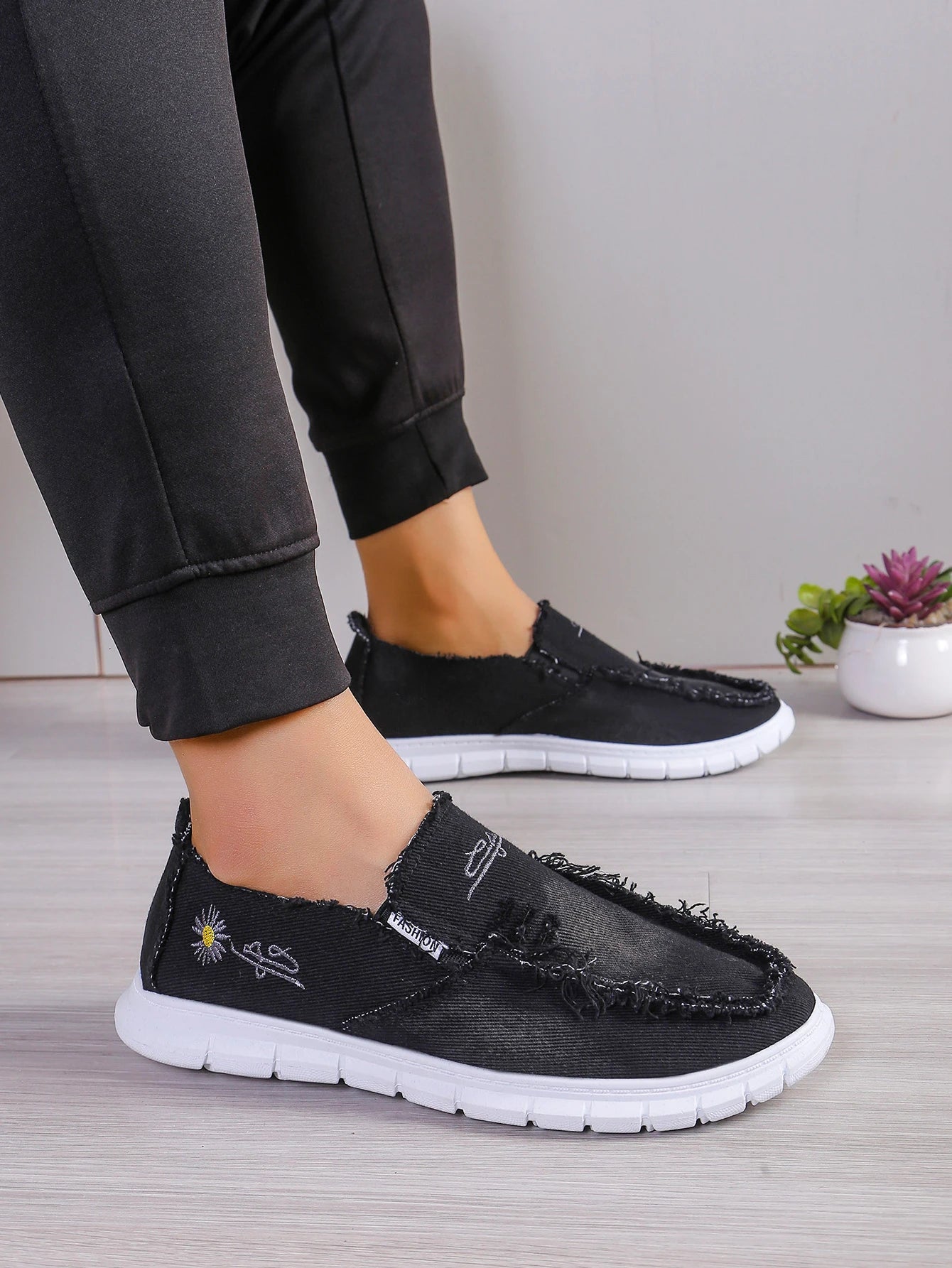 Women's casual shoes, spring and autumn fashionable embroidered women's shoes, light and soft,  flat shoes with free shipping