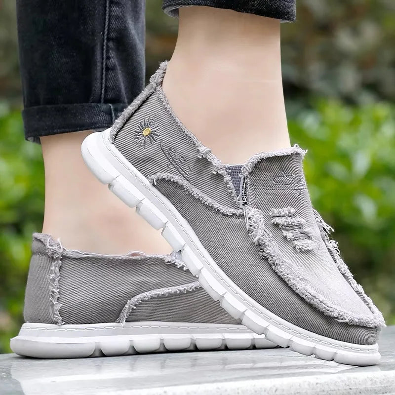Women's casual shoes, spring and autumn fashionable embroidered women's shoes, light and soft,  flat shoes with free shipping