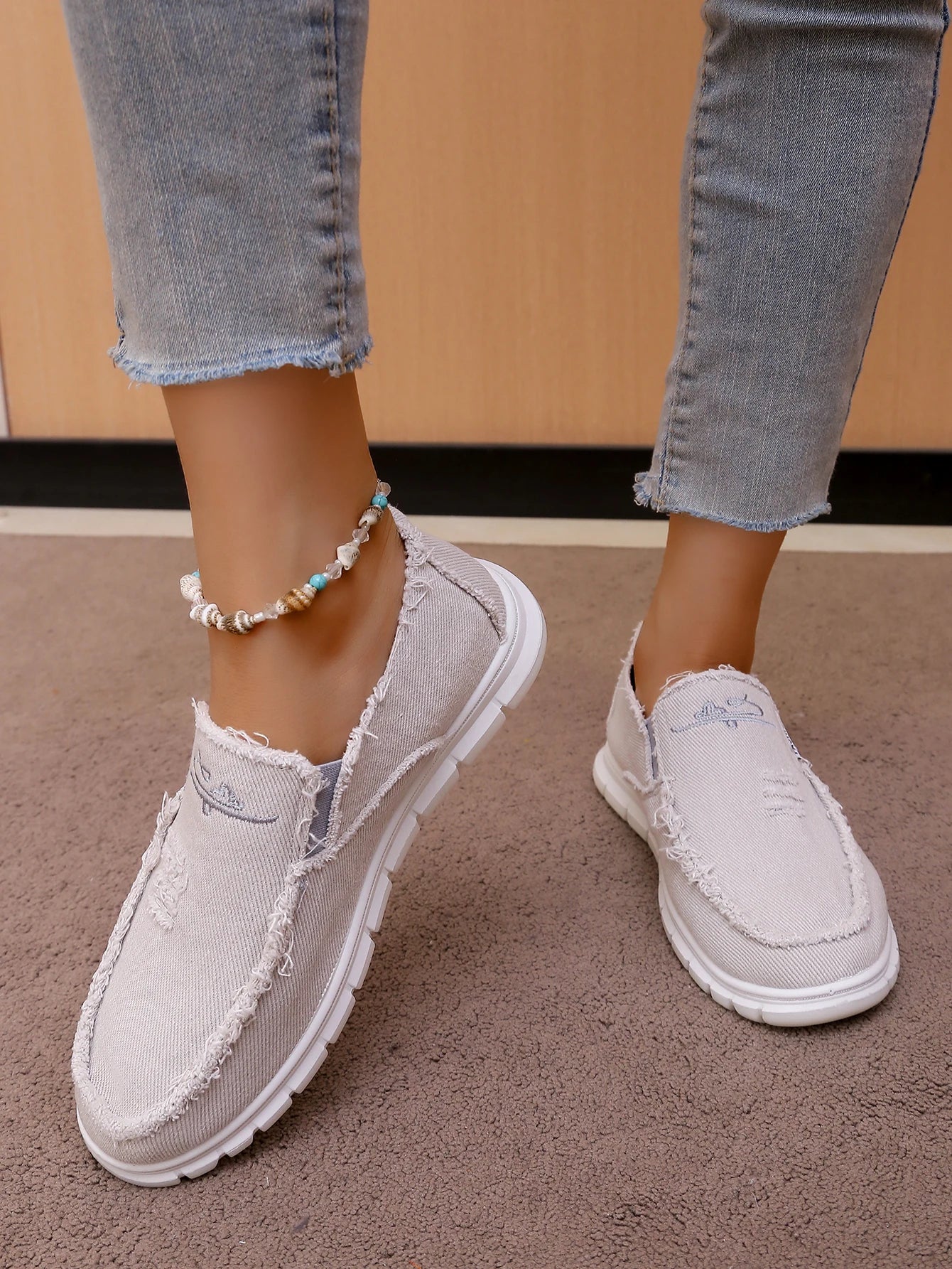 Women's casual shoes, spring and autumn fashionable embroidered women's shoes, light and soft,  flat shoes with free shipping